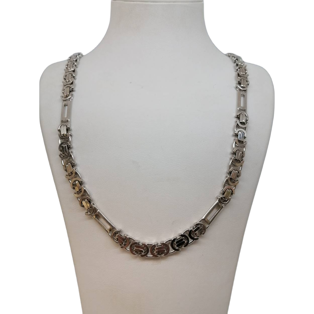 De zilveren ketting met modelnummer BREA-0001621 is gemaakt van hoogwaardig 925 sterling zilver en heeft een lengte van 65 cm en een breedte van 8,7 mm. De ketting glanst prachtig en is zilverkleurig. Draag deze schitterende halsketting solo voor een elegante uitstraling of combineer met andere sieraden voor een trendy look.
