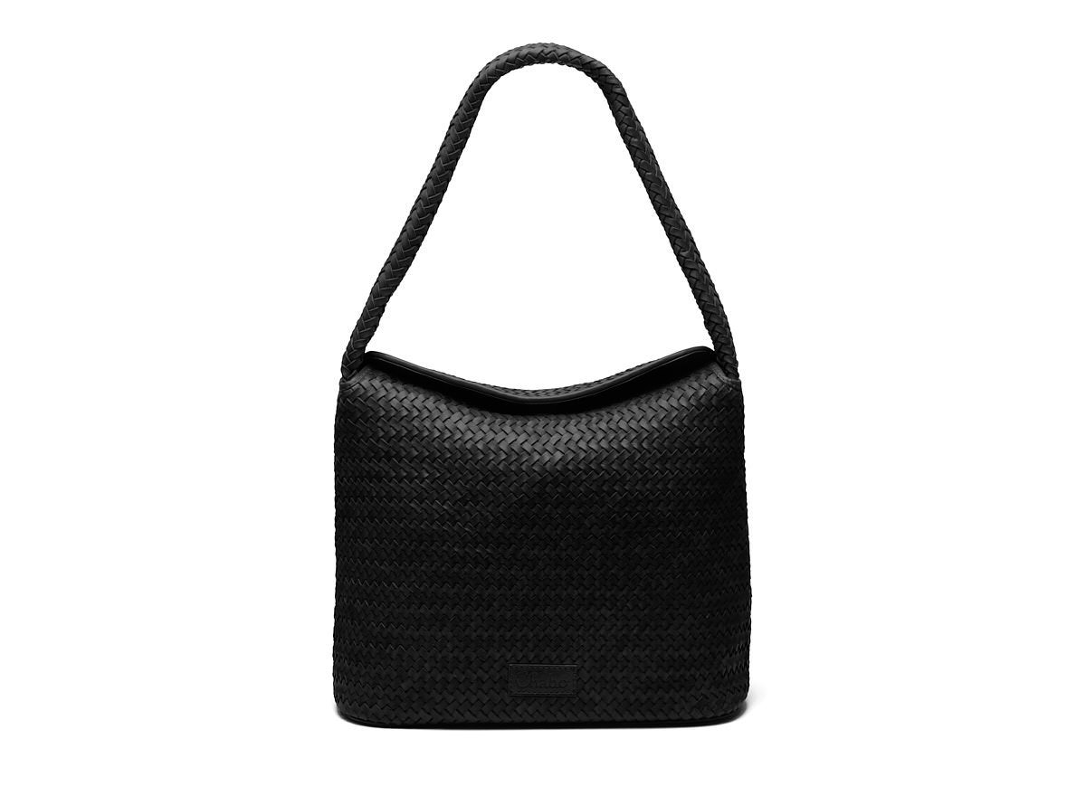 De Pretty Pepper Big is een stijlvolle statement bag die high-fashion en functionaliteit perfect combineert. Gemaakt van premium, gevlochten leer dat niet alleen zacht aanvoelt, maar ook direct een verfijnde, luxe uitstraling geeft.
Afmeting:
26 x 31 x 12,5 cm