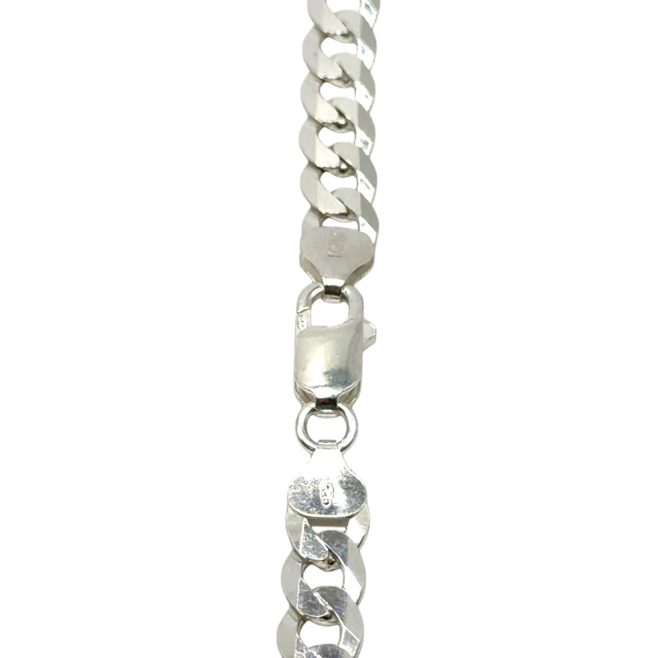 De zilveren 925 ketting met modelnummer BREA-000464 is een elegant sieraad van 925 sterlingzilver. Het is glanzend, zilverkleurig, 7.5 mm breed, 650 mm lang, en weegt 38.3 gram. Perfect om solo te dragen als statement stuk of gecombineerd met andere kettingen voor een gelaagde look. Draag het bij zowel formele als casual outfits.