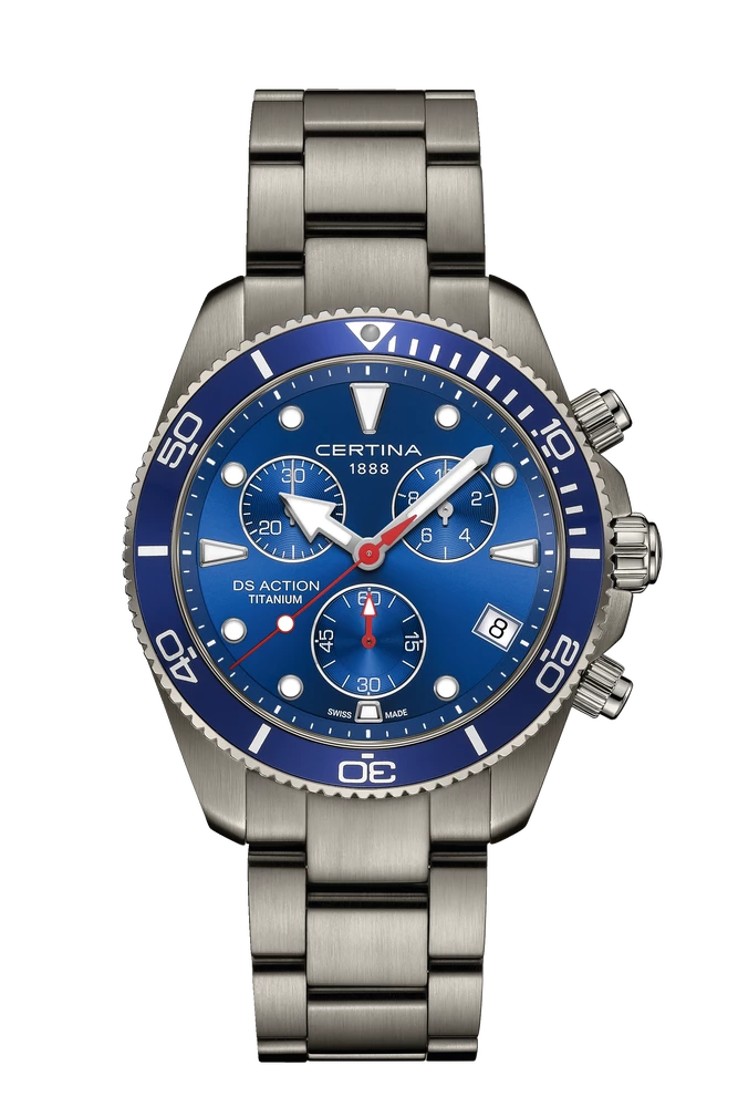 DS Action model. Chronograaf met blauwe wijzerplaat. Titanium kast en band. 30 ATM waterdicht (290 meter) Geschikt om mee te zwemmen en te duiken. Saffier glas en duikersring. 