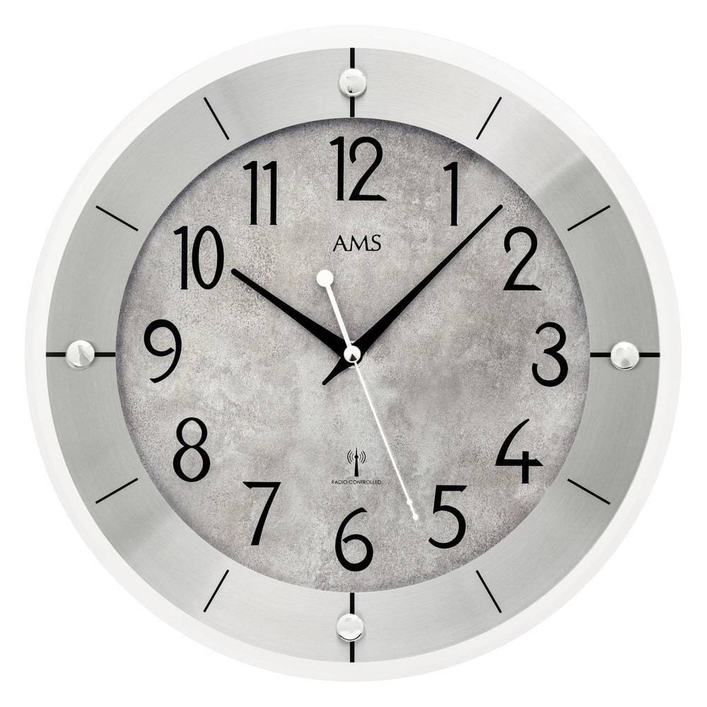 Klok 5590 is een wandklok met een zilverkleurige gemarmerde antiek stijl wijzerplaat met zwarte opgedrukte cijfers.
De matte aluminium rand heeft zwarte opgedrukte strepen.
Voor de wijzerplaat zit een mineraalglas met een geslepen rand.
Met zwarte metalen wijzers en een zilverkleurige metalen secondewijzer.
De afmetingen zijn: &Oslash; 31 x 4 cm.
Deze wandklok heeft een radio controlled uurwerk die functioneert op een meegeleverde kwaliteitsbatterij.
Het radio controlled uurwerk zorgt er voor dat de klok zich automatisch op de juiste tijd zet.
Van het Duitse kwaliteitsklokken merk AMS.
