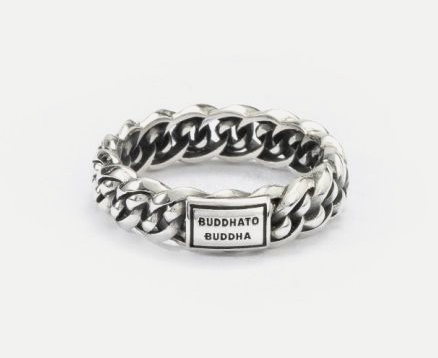 De Nathalie XS Ring, gemaakt met de nathalie schakel, is een meesterwerk van passie en vakmanschap. Deze ring symboliseert de boodschap om moedig te zijn en zonder angst datgene na te streven wat je passie is. Vervaardigd uit gerecycled zilver, is de Nathalie XS Ring niet alleen een prachtig sieraad, maar ook een verhaal van toewijding en passie. Welke herinneringen zullen zich vormen rond jouw Nathalie XS Ring?