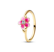 Deze prachtige Disney Moana pink plumeria ring is verguld met 14k goud en versierd met heldere cubic zirconia en roze emaille details. Modelnummer 163844C01-54 behoort tot de categorie sieraden, specifiek ringen. Draag deze betoverende ring als statementstuk op een speciaal evenement of combineer subtiel met andere sieraden voor dagelijkse elegantie.