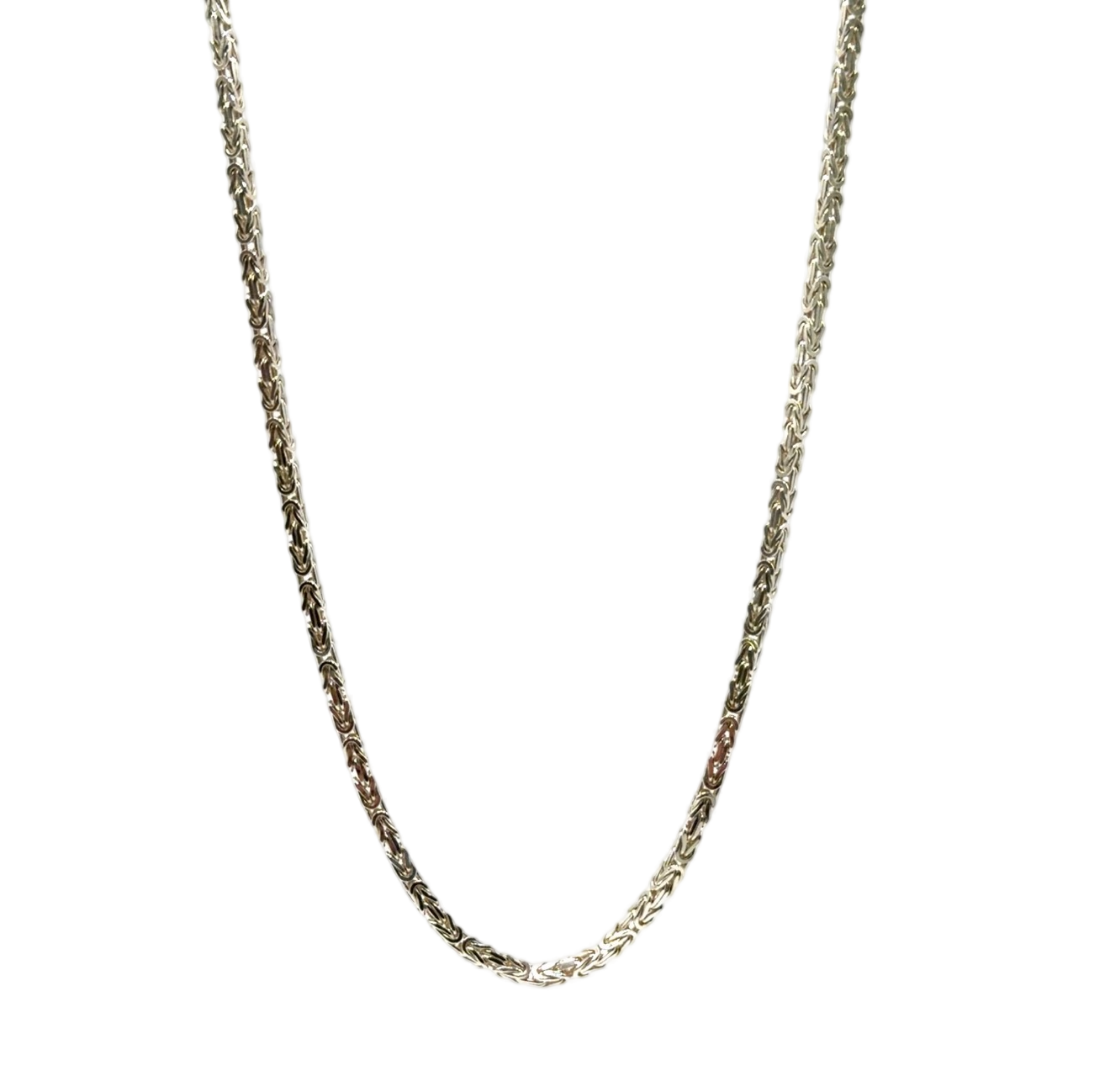 Deze zilveren ketting, modelnummer BREA-0001617, is gemaakt van 925 sterling zilver. Met een lengte van 65 cm, een breedte van 2,7 mm en een diepte van 8 mm, is deze glanzende witte ketting perfect voor elke gelegenheid. Draag hem solo voor een klassieke look of combineer met andere kettingen voor een trendy stijl.