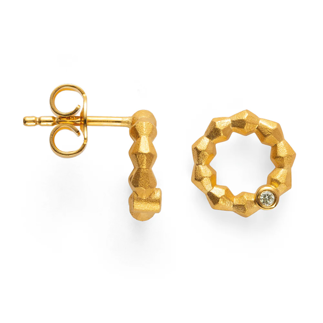 De Bastian oorsteker zilver verguld met modelnummer 46130 is een elegant paar oorbellen, verrijkt met een diamant van 0,02ct W-SI. Deze stud oorbellen stralen verfijning uit en zijn perfect voor zowel dagelijks gebruik als speciale gelegenheden. Draag ze om je look een subtiele en luxe touch te geven. Combineer met andere zilveren sieraden voor een complete look.