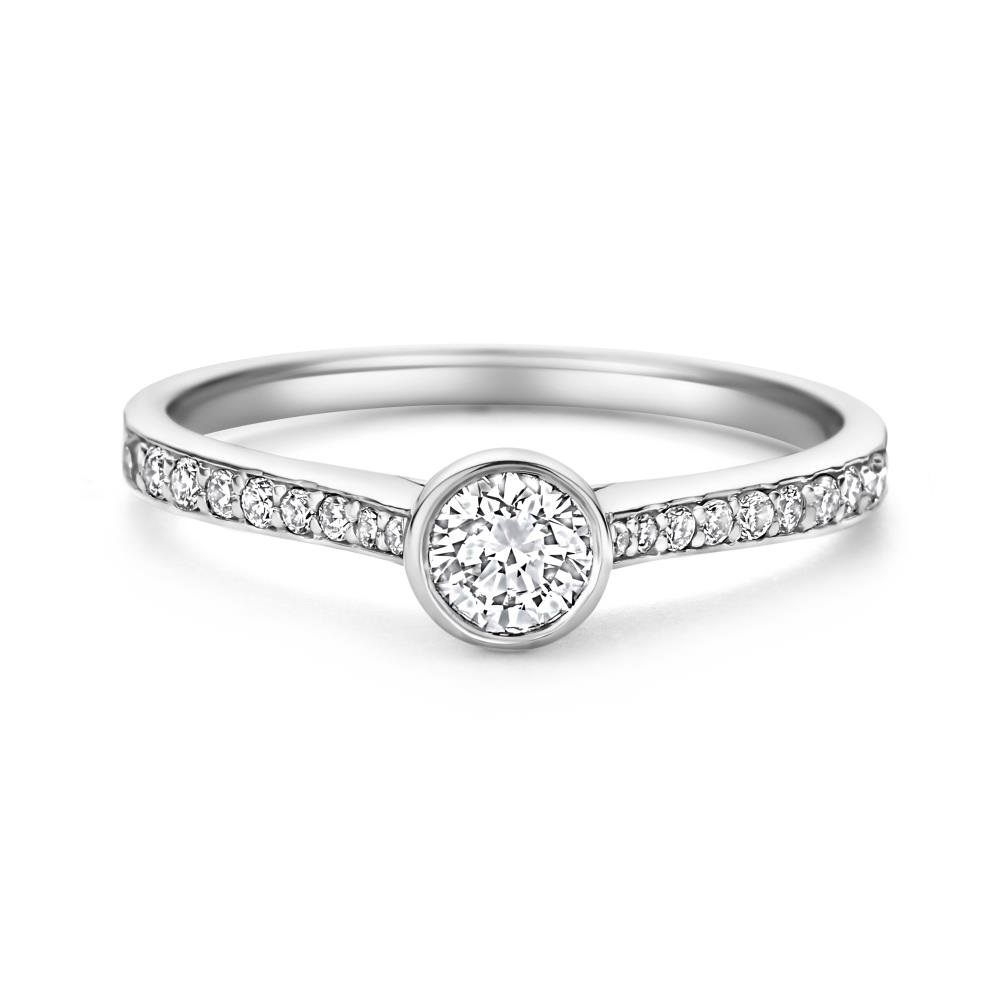 De Swing zilveren ring is een elegante 925 sterling zilveren ring met een laboratoriumdiamant van 0.42 karaat. Perfect voor een verfijnde look. Draag deze ring solo voor een minimalistische uitstraling of combineer met andere zilveren sieraden voor een gelaagd effect. Ideaal voor elke gelegenheid, van casual tot chic.