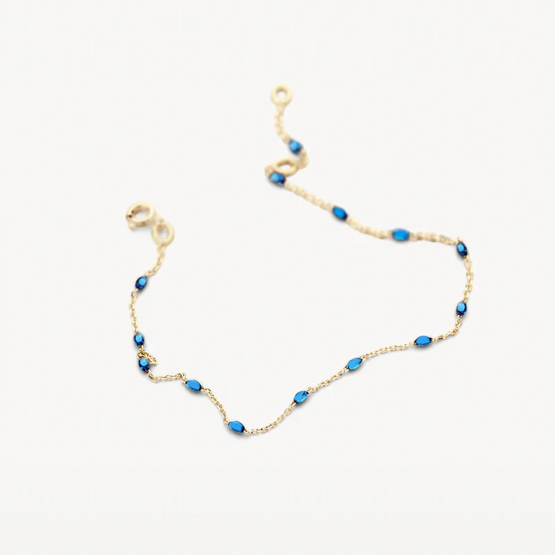 Helderblauwe resin stenen geven deze 14k geelgouden armband een opvallende look. De band is 18 cm lang en heeft een veerringsluiting. Heel mooi op zichzelf of met andere sieraden uit onze collectie, bijvoorbeeld collier 3162YRB.