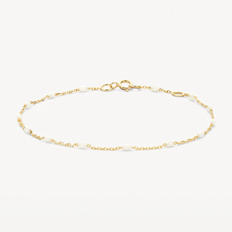 De melkwitte resin stenen maken deze 14k geelgouden armband tot een subtiele eyecatcher. De band is 18 cm lang en heeft een veerringsluiting. Heel mooi op zichzelf of met andere sieraden uit onze collectie, bijvoorbeeld collier 3162YRM.
