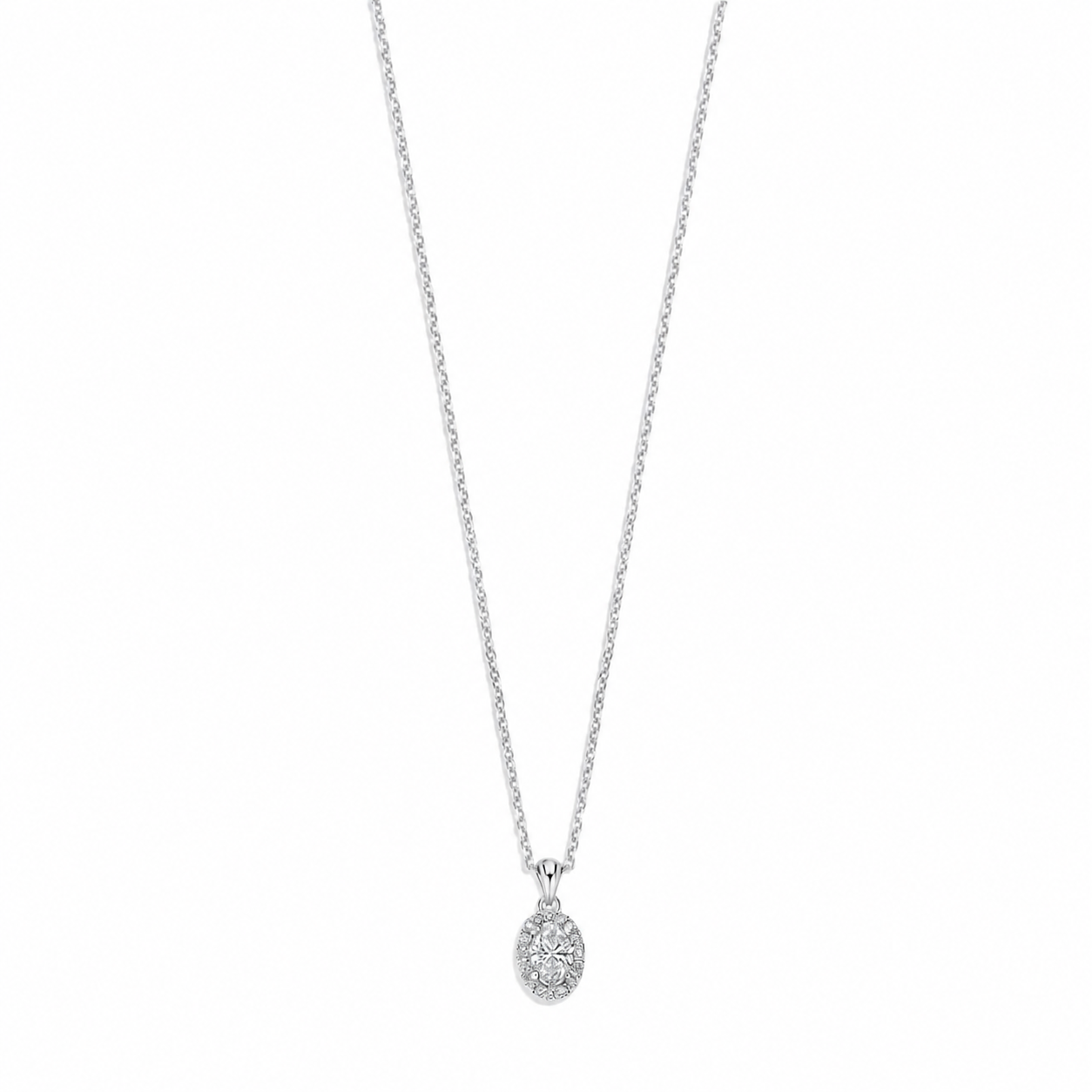 Dit Swing zilveren collier is een prachtige toevoeging aan elke sieradencollectie. Gemaakt van 925 sterling zilver en versierd met een laboratoriumgemaakte diamant van 0,48 karaat, straalt deze hanger elegantie uit. Draag hem als opvallend accessoire bij een simpele blouse of jurk voor een verfijnde look. 