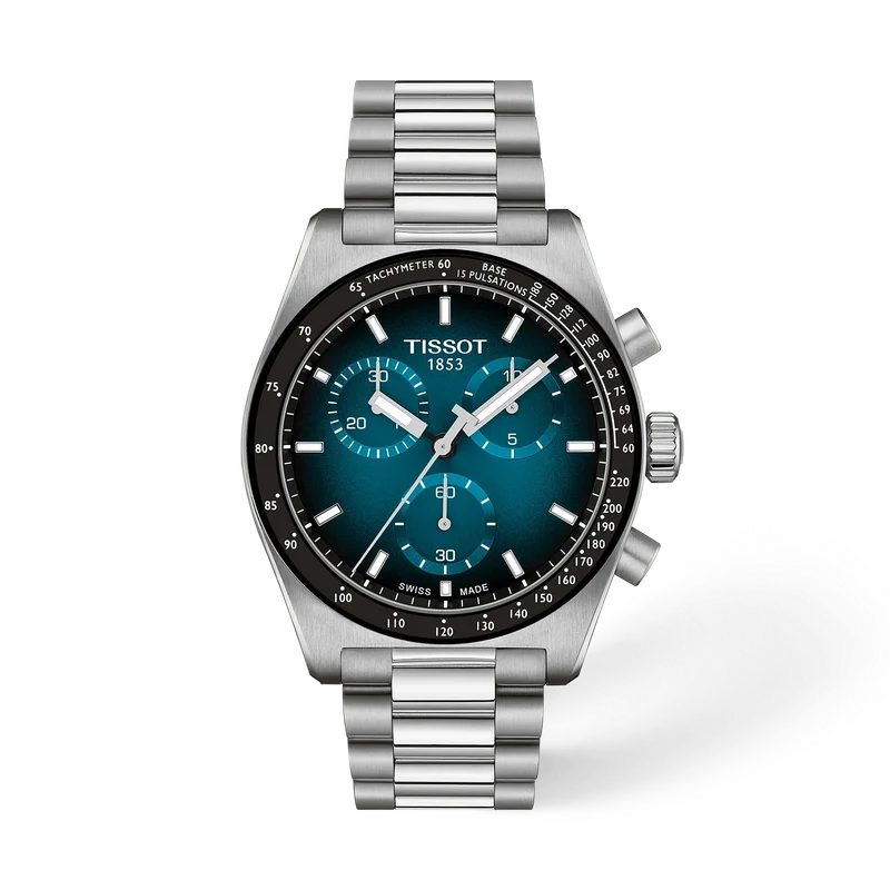 De Tissot PR516 Chronograph Quartz: een hedendaagse interpretatie van een geliefd ontwerp uit 1970. Dit horloge heeft een slanke 40 mm roestvrijstalen kast en een dynamische wijzerplaat, die de geest van snelheid en precisie belichaamt. Voorzien van het Quartz G10.212 uurwerk biedt het onge&euml;venaarde nauwkeurigheid voor een actieve levensstijl. De bezel heeft een praktische tachymeter, terwijl de met Super-LumiNova&reg;️ gecoate indexen zichtbaarheid in alle omstandigheden garanderen. Het veelzijdige ontwerp wordt aangevuld met een gebolde roestvrijstalen armband met snelwisselsysteem, ideaal om te schakelen van zakelijke afspraken naar casual gelegenheden. De PR516 Chronograph Quartz is een modern klassiek horloge dat aansluit bij Tissot&rsquo;s rijke erfgoed.