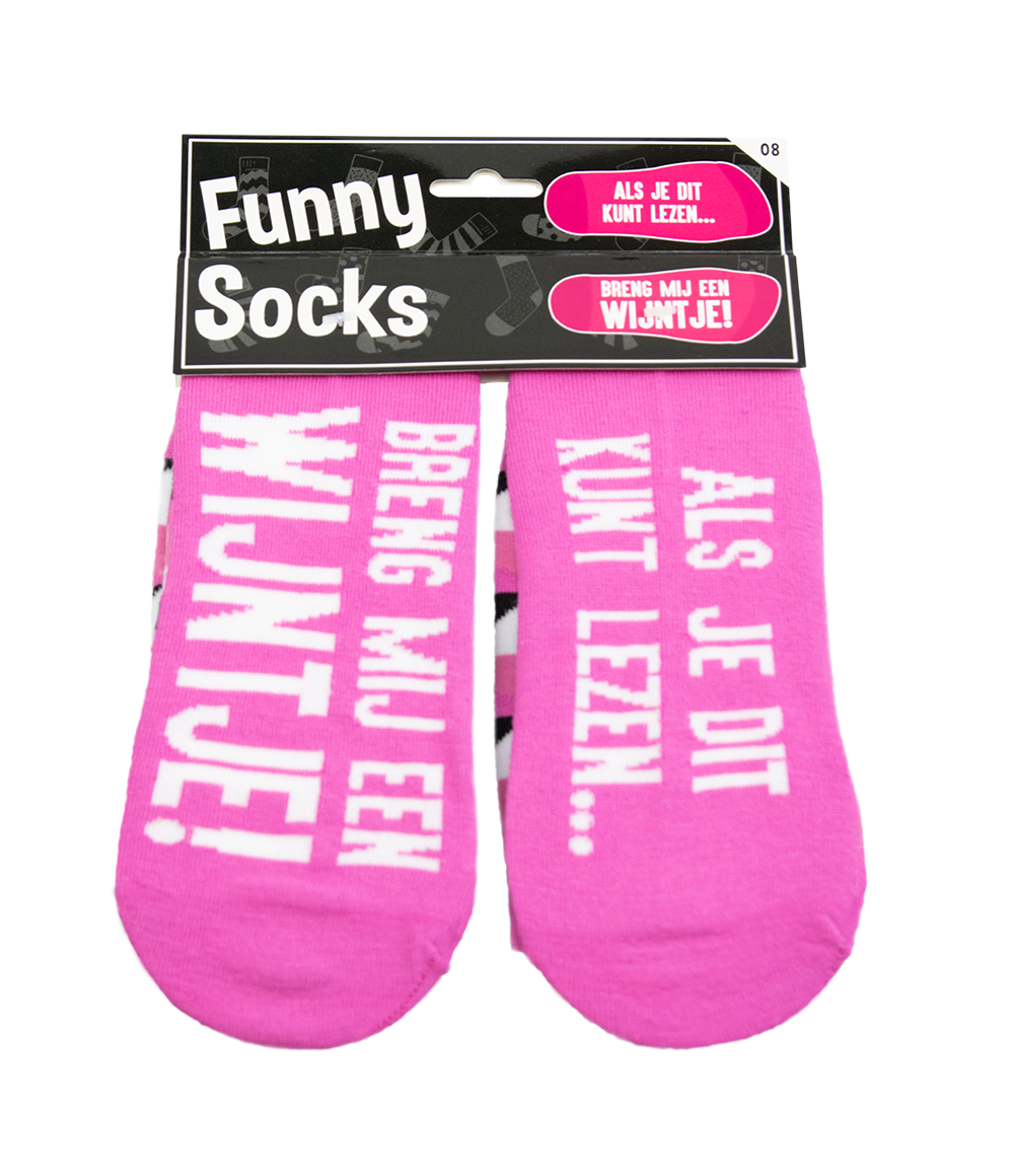 De Funny Socks met modelnummer 7037208 zijn een unieke toevoeging aan je garderobe in de categorie TOYS_HOBBY_PARTY. Deze sokken hebben een speels en humoristisch ontwerp met de tekst "Breng mij een wijntje", perfect voor wijnliefhebbers. Draag ze thuis voor een ontspannen avond of geef ze als cadeau. Combineer met loungewear voor ultiem comfort en stijl.