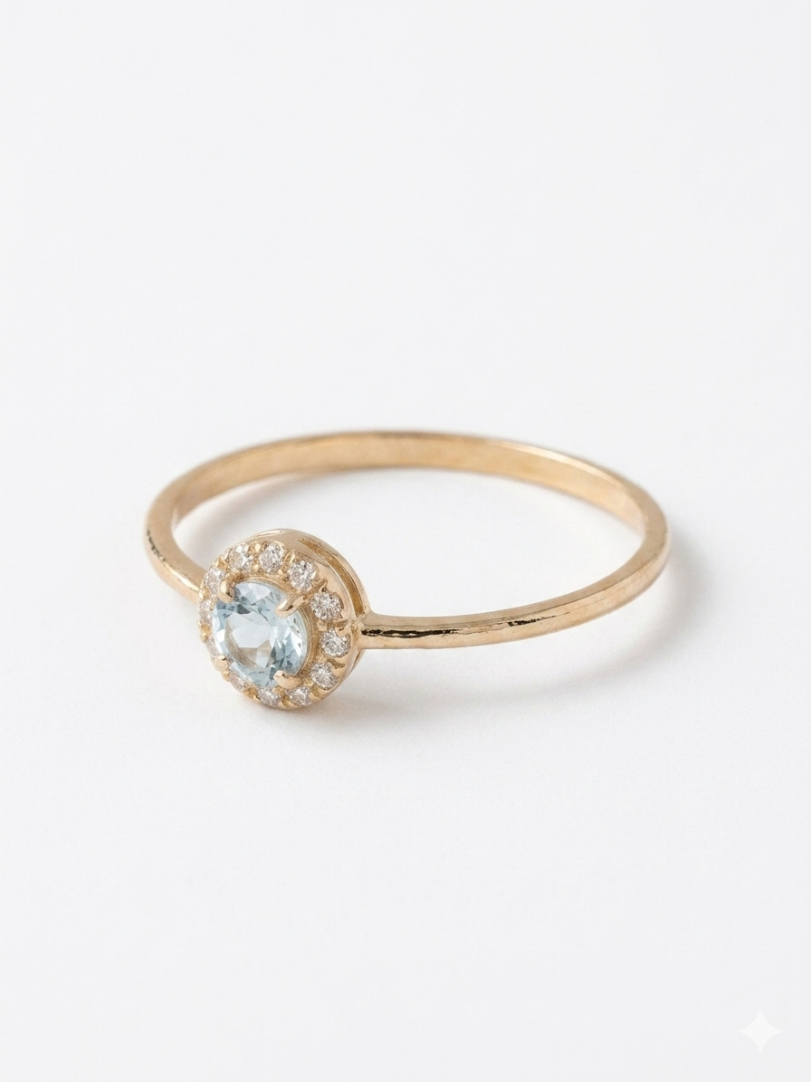Deze prachtige 14 karaat geelgouden ring, modelnummer L1754-R, combineert briljante diamanten (0.19 ct) met een aquamarijn. Ideaal voor zowel dagelijks gebruik als speciale gelegenheden, deze tijdloze ring straalt luxe en elegantie uit. Draag hem als een statement stuk om je outfit te verfraaien. Perfect om je collectie te verrijken of als een onvergetelijk cadeau.