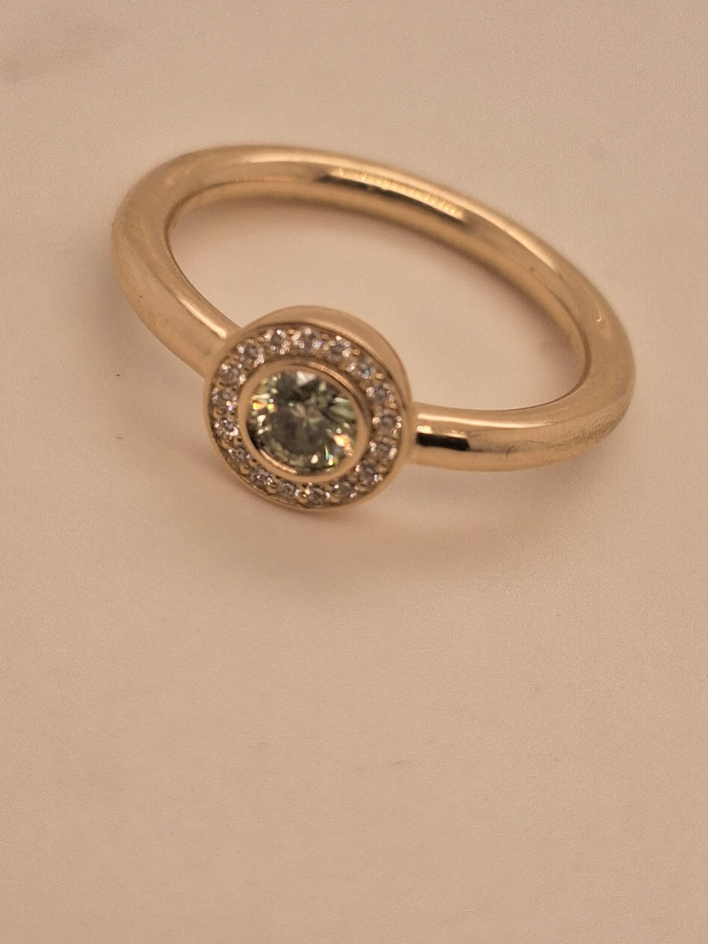 Geelgouden ring fr21-028 met 17 x 0.01ct briljant en 0.28ct blue diamond. 