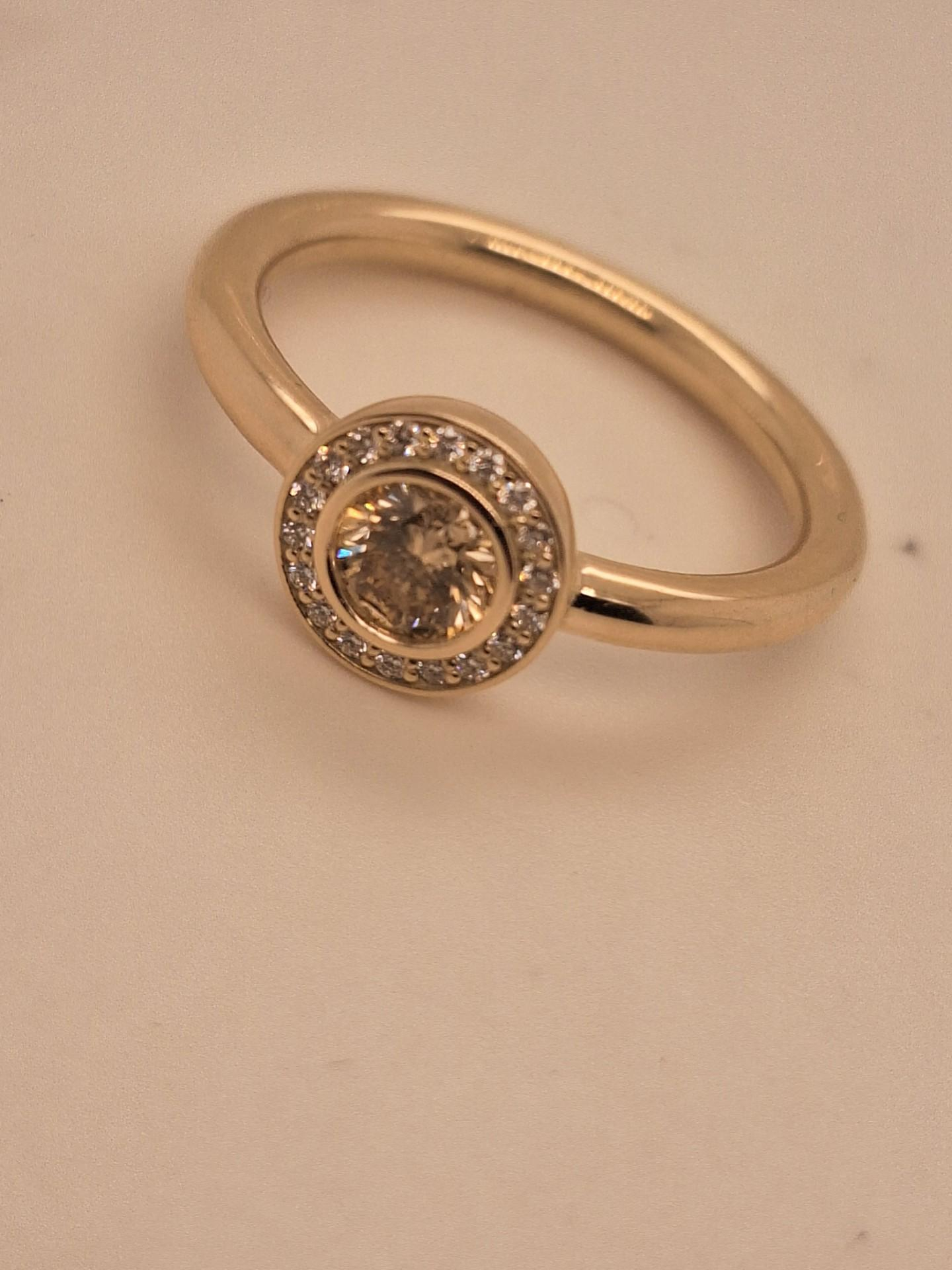 Geelgouden ring fr21-040 19 x 0.01 ct met 0.40 ct champagne kleurige diamant.