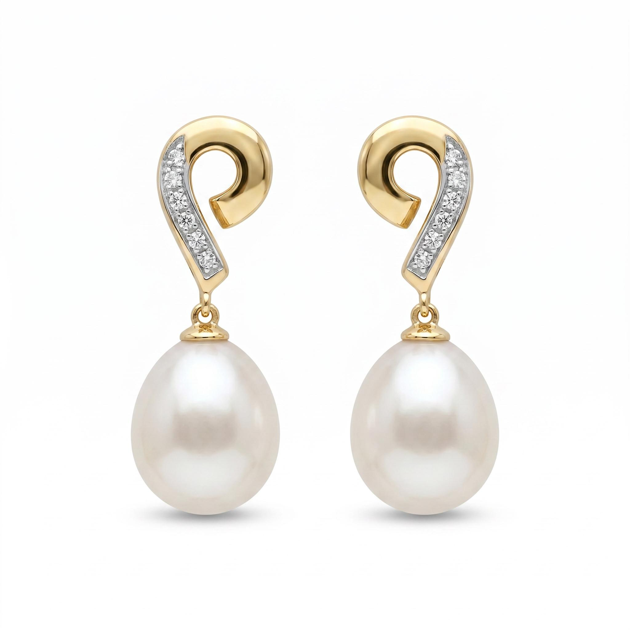 Deze prachtige 14 karaat geelgouden oorbellen met diamanten en parels, modelnummer 6113EG, zijn een verfijnde toevoeging aan elke sieradencollectie. De gouden kleur straalt warmte uit, terwijl de diamanten luxe toevoegen. Perfect voor formele gelegenheden of een elegante dagelijkse look. Draag ze met een opgestoken kapsel om hun schoonheid te benadrukken.