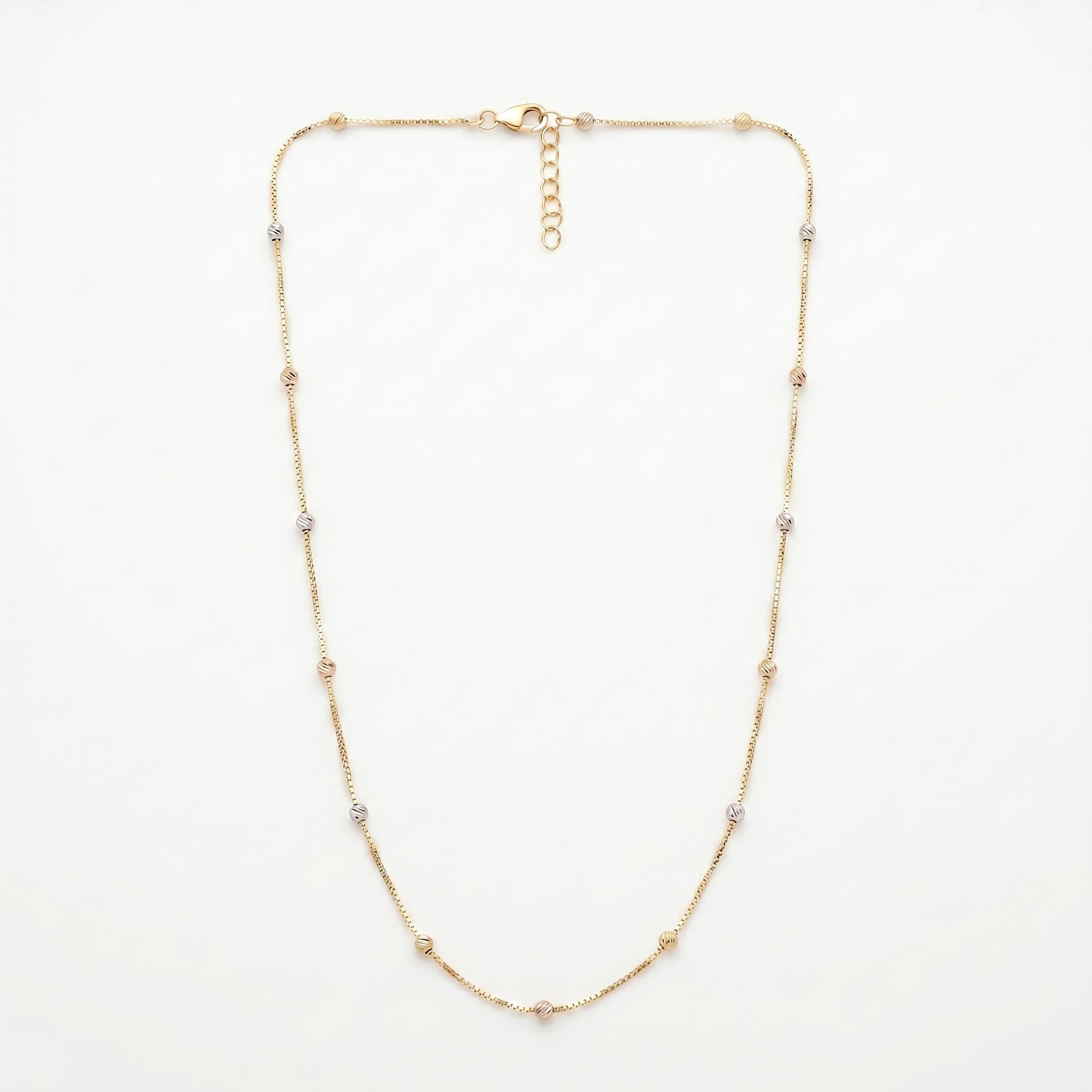 De 14 karaat gouden tri colour bolletjes ketting, modelnummer JRS-1223, is een stijlvolle en veelzijdige accessoire. Met een lengte van 50 cm en een gewicht van 3 gram is het ideaal voor zowel dagelijks gebruik als speciale gelegenheden. De ketting combineert drie kleuren goud, wat zorgt voor een elegante uitstraling. Perfect te dragen op zowel casual als formele outfits.