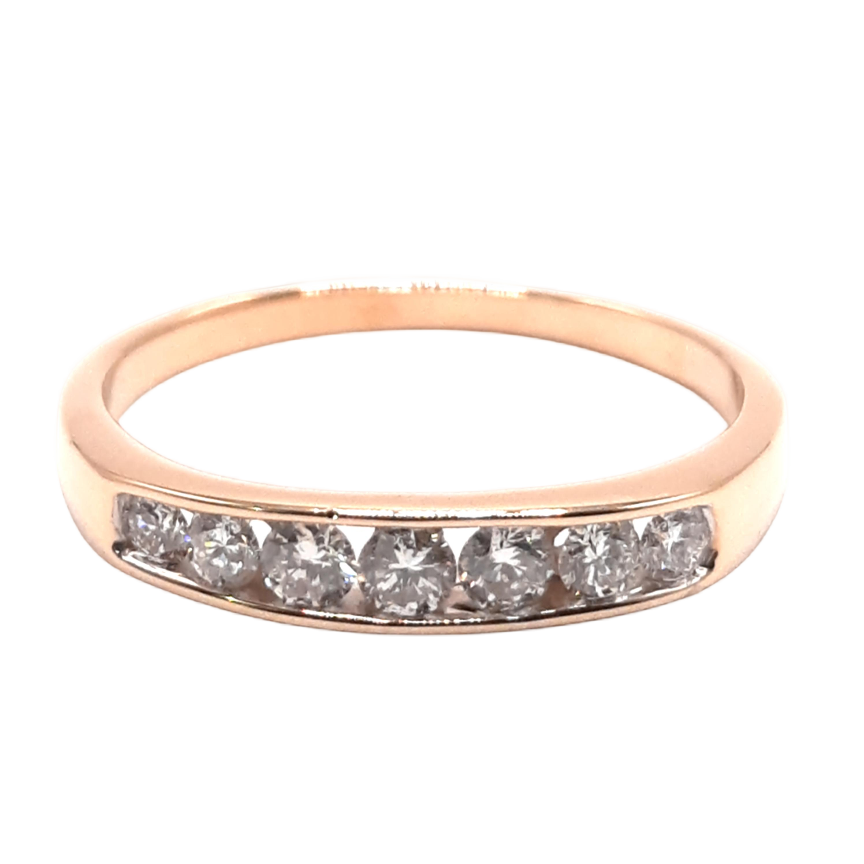 Deze betoverende verlovingsring met modelnummer 00002477 schittert met 7 diamanten van F-kleur en VS2-zuiverheid. Uitgevoerd in 18-karaat goud, maat 54, straalt hij luxe uit. Perfect te dragen tijdens een verloving, straalt deze ring elegantie en liefde uit. Combineer met andere gouden sieraden voor een complete look. Breedte: 3,65 mm.