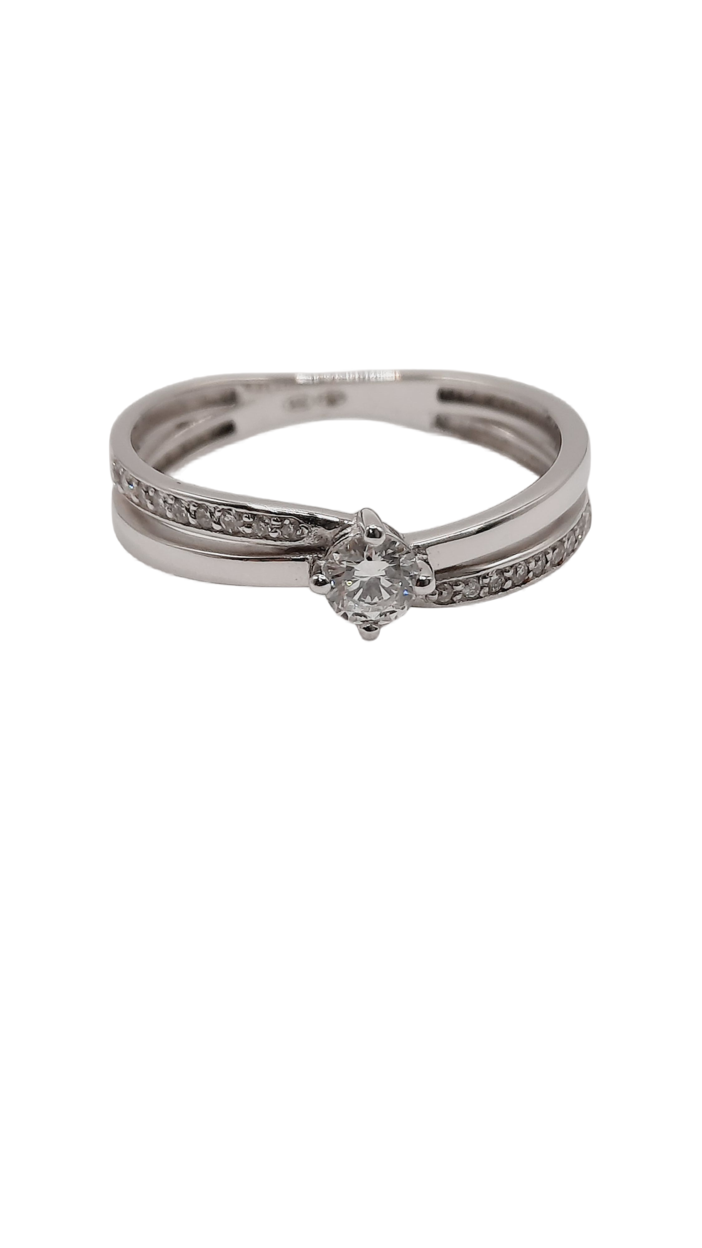 De Diamant Verlovingsring 18kt, modelnummer 0002269, is een schitterende juweelring gemaakt van 18 karaat witgoud. Hij bevat 19 briljant geslepen diamanten van 0.20 karaat met SI1 zuiverheid en H (White Wesselton) kleur. Draag deze elegante ring op een speciale gelegenheid om een luxueuze en tijdloze uitstraling te geven aan je look.