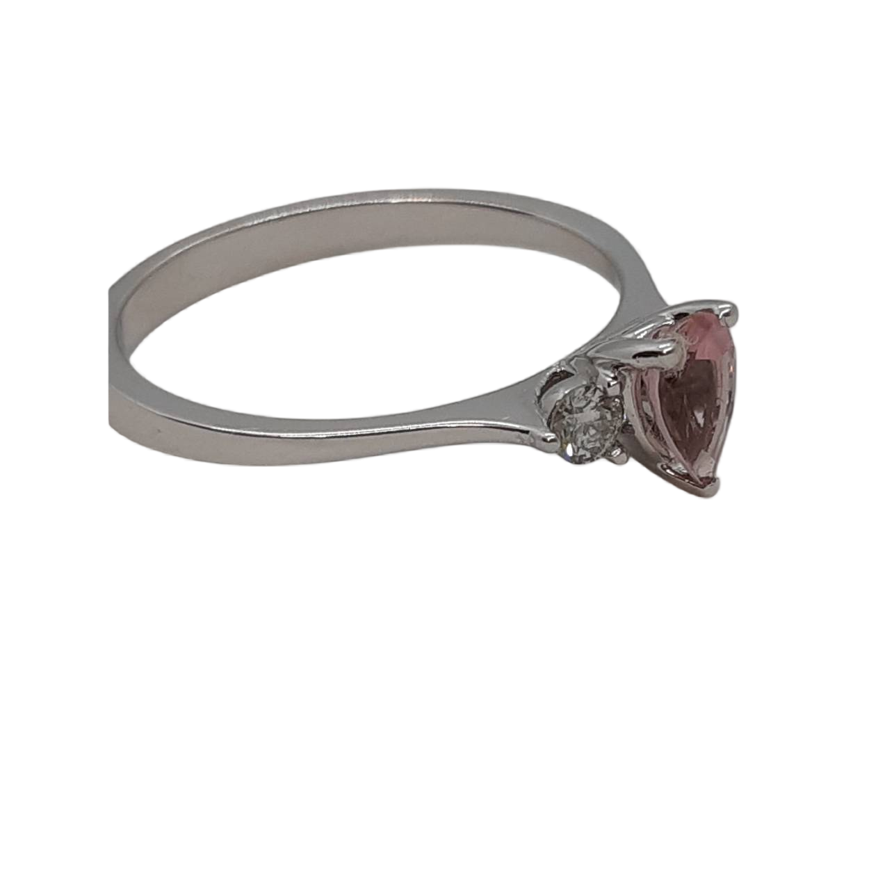 Deze prachtige ring heeft een witte gouden afwerking van 14 karaat en bezit twee schitterende diamanten van SI1-zuiverheid en F-kleur. Daarnaast is er &eacute;&eacute;n saffier aanwezig. Perfect om te dragen bij speciale gelegenheden en om elke outfit een vleugje elegantie te geven. Combineer met andere sieraden voor een complete look.  Geschikt voor maat 54.  