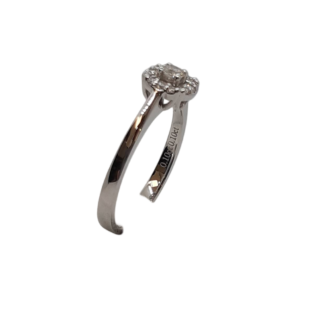Deze prachtige Diamanten Verlovingsring, model BREA-0002761, is gemaakt van 14-karaats witgoud en schittert met 13 ronde diamanten van 0,2 karaat, kwaliteit VS1, kleur F. Met een glanzende afwerking en ringmaat 54 is het de perfecte keuze voor een huwelijksaanzoek. Draag hem op de ringvinger van je linkerhand voor een tijdloze uitstraling.