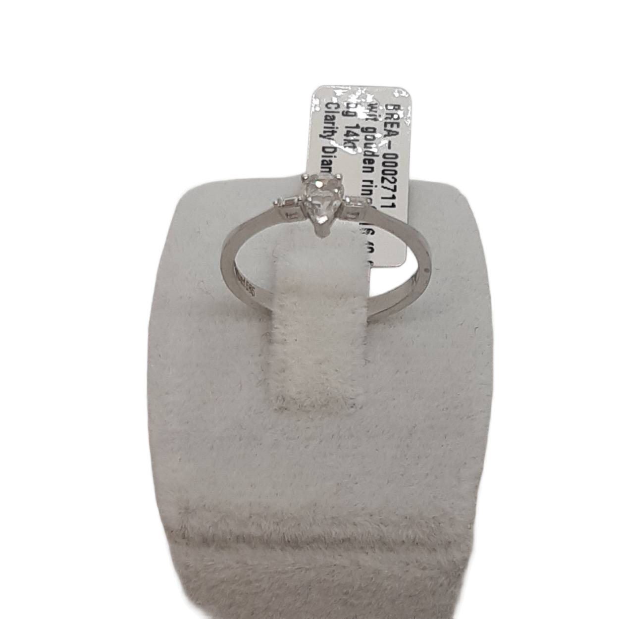 De BREA-0002711 ring is een elegante gouden ring van 14 karaat, met drie hartgeslepen diamanten van 0,016 karaat met SI1 zuiverheid en F kleur. Perfect voor een stijlvolle uitstraling. Draag deze verfijnde ring, maat 54, op speciale gelegenheden of dagelijks als een opvallende accessoire. De glanzende afwerking maakt het een tijdloze keuze.