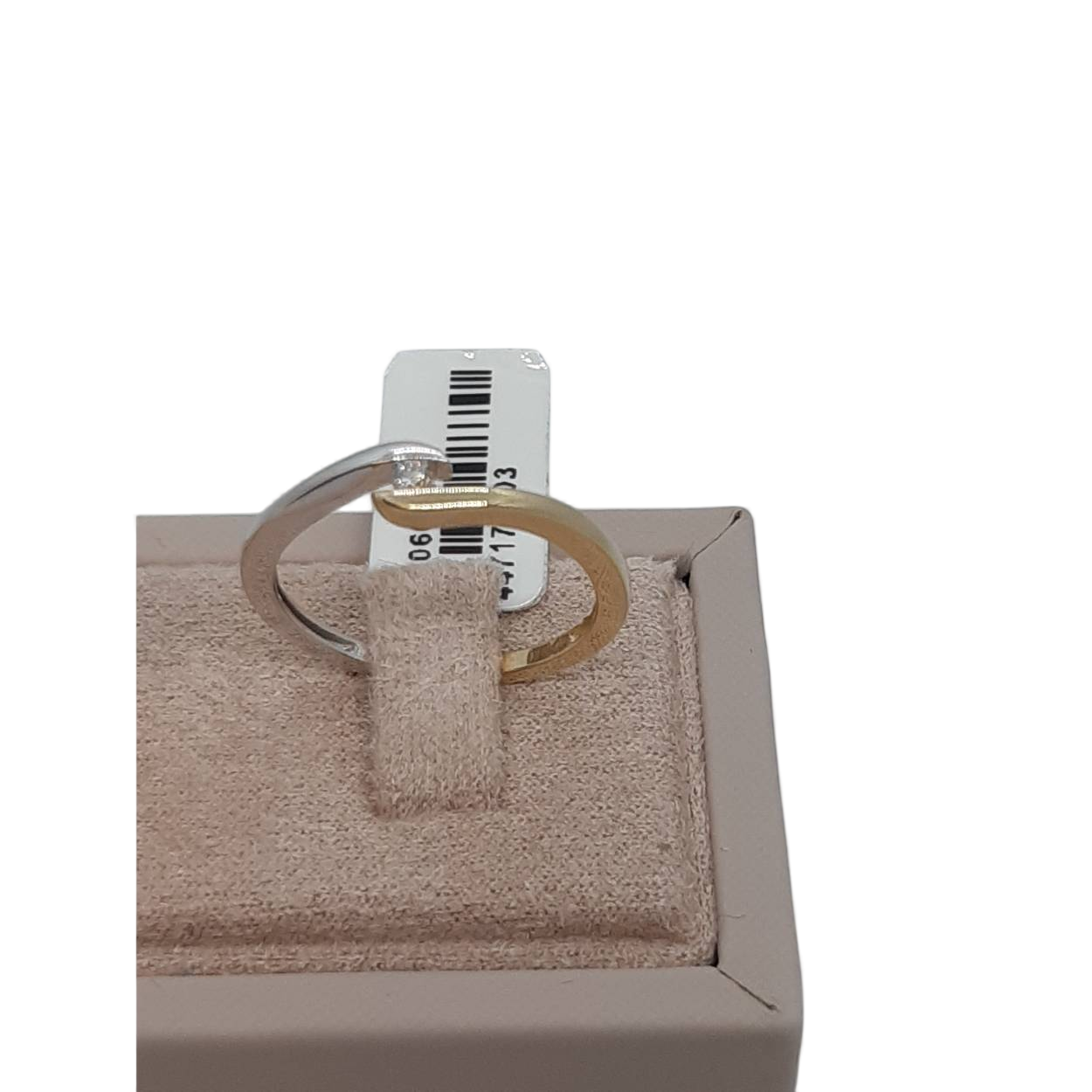 De BREA-0002691 ring is een verfijnd sieraad met een 0.04 ct SI1 H-kleurige ronde diamant. Gemaakt van 14 karaat goud en zilver, heeft het een glanzende afwerking. Draag deze elegante ring in maat 54 dagelijks of tijdens speciale gelegenheden om een vleugje luxe en verfijning aan elke outfit toe te voegen.