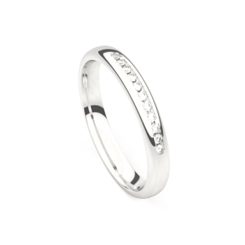 De ring is in 18 karaat witgoud. De ring is gezet met briljant 0.09 ct en gezet in  raillezetting.