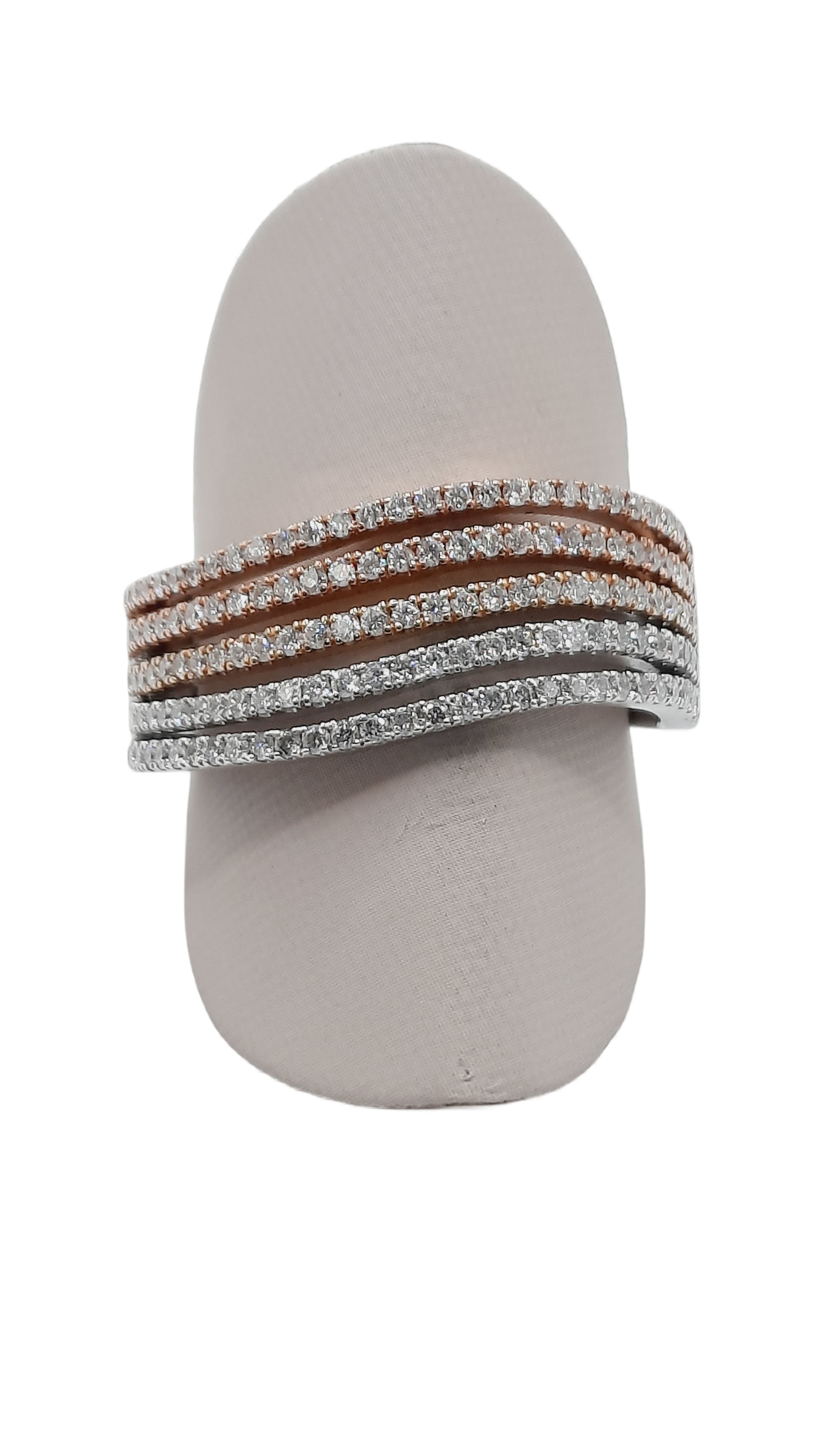 Deze prachtige diamanten ring, modelnummer BREA-0002677, heeft de volgende eigenschappen: 18 karaat witgoud, gewicht 5,88 gram, bezet met 150 ronde diamanten van VS2 zuiverheid en H (White Wesselton) kleur. Perfect voor een elegante uitstraling bij speciale gelegenheden. Draag hem afzonderlijk voor een subtiele glans of combineer hem met andere juwelen voor een luxueuze look.