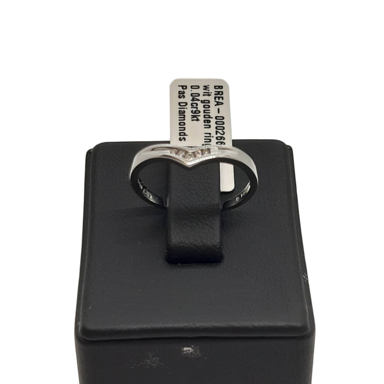 Deze prachtige ring, modelnummer BREA-0002660, is vervaardigd uit 9 karaat goud en heeft een stijlvolle witte look. Hij bevat drie fonkelende diamanten van 0,04 karaat in kleur G. Dankzij de SI1 zuiverheid en ronde slijpvorm schittert hij perfect. Ideaal te dragen bij zowel formele als informele gelegenheden voor een elegante uitstraling. Past maat 54.