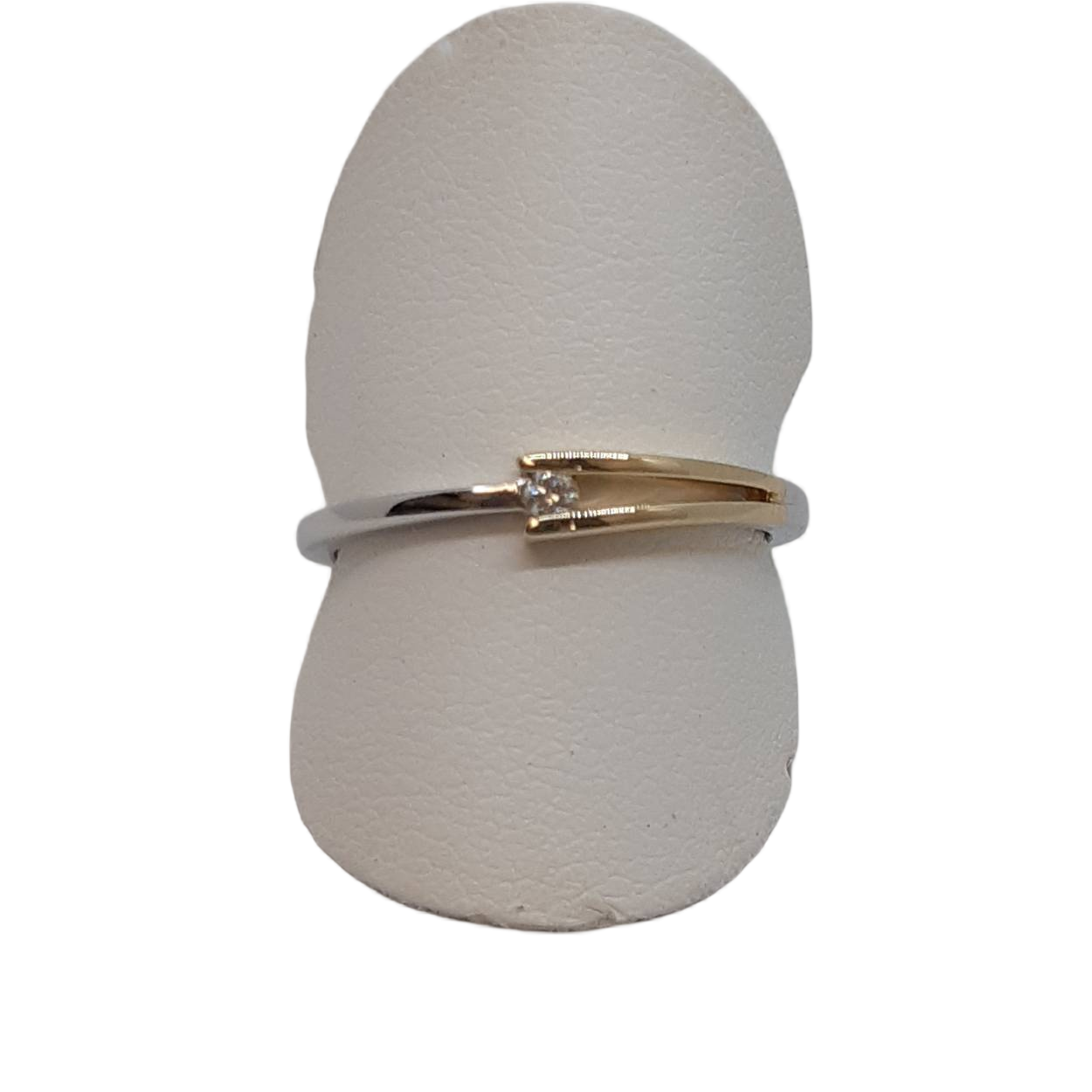 Deze BREA-0002685 ring is een schitterend design gemaakt van 14-karaat bicolor goud. De ring bevat een enkele ronde SI1 pure H-kleur diamanten van 0,028 crt. Perfect voor een elegante look. Draag hem solo of combineer met andere sieraden voor een verfijnde stijl. Ideaal voor speciale gelegenheden of dagelijks gebruik. Maat 54.