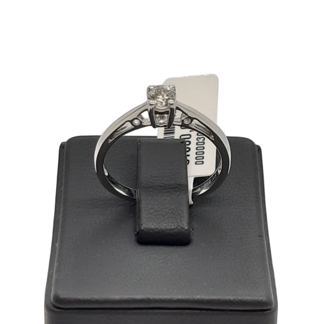 Deze schitterende ring, model BREA-0002666, combineert exclusief 950 platina met goud en wordt geaccentueerd door een 0.261 karaat VS1 ronde diamant van kleur G. Perfect voor speciale gelegenheden. Draag het als een opvallend statementstuk of combineer het met andere fijne sieraden om je look te verrijken. Ideaal voor maat 54.