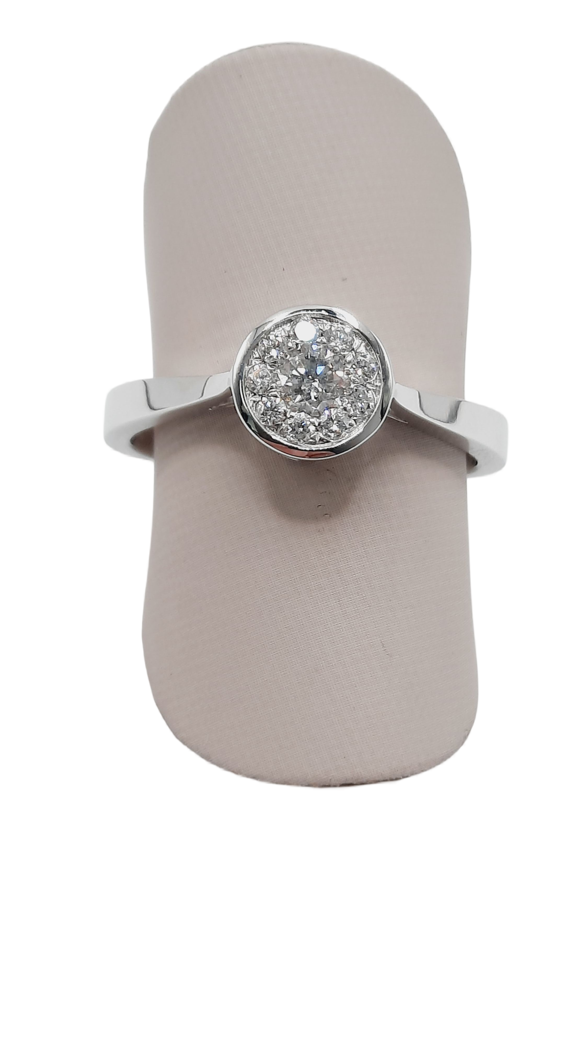 Deze gouden ring BREA-0002662 van een onbekend merk straalt elegantie uit met zijn 18-karaats witte goud en negen ronde diamanten (0.25ct, G-kleur, SI1-zuiverheid). Geschikt voor maat 17. Draag deze verfijnde ring solo of gecombineerd met andere sieraden voor een tijdloze en chique look. Perfect voor elke speciale gelegenheid.