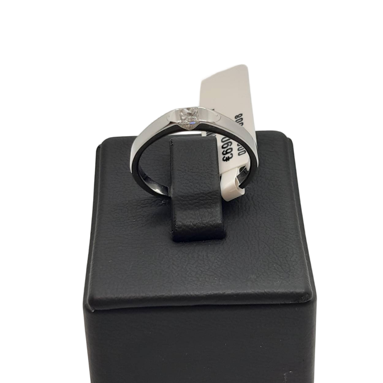 Ontdek de Diamanten Verlovingsring, modelnummer BREA-0002656. Deze schitterende ring is gemaakt van 18-karaats witgoud, glanzend afgewerkt, en bevat een prachtige prinsesgeslepen diamant van 0,15 karaat, SI1 zuiverheid, en Top Wesselton kleur. Draag deze tijdloze ring dagelijks als een symbool van uw eeuwige liefde. Verkrijgbaar in maat 54. Perfect voor elke gelegenheid.