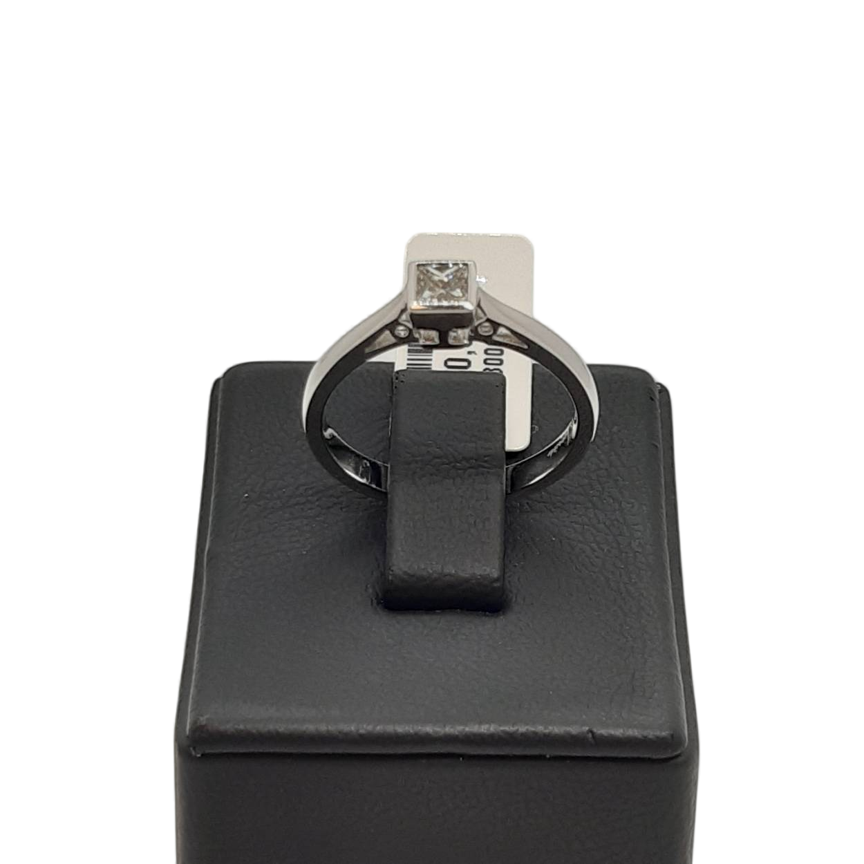 Deze verfijnde gouden ring, modelnummer BREA-0002654, straalt elegantie uit. Gemaakt van 18-karaats witgoud en voorzien van een schitterende prinsesgeslepen diamant van 0,22 karaat, kleur G en puurheid SI1. Perfect voor een verlovingsring. Draag hem dagelijks of bij speciale gelegenheden voor een tijdloze, glamoureuze uitstraling. Ringmaat: 54. Kleur: Wit.