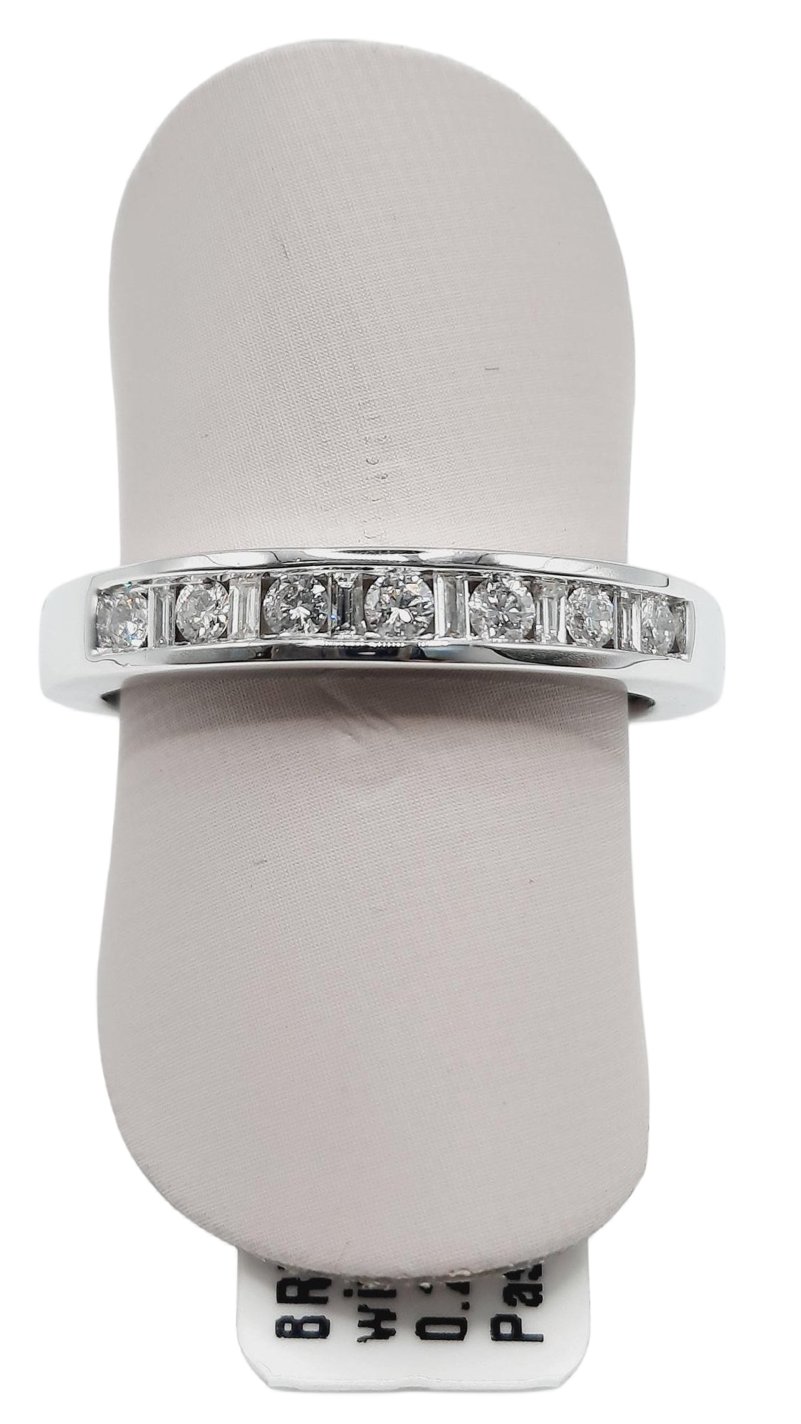 De verlovingsring met modelnummer BREA-0002655 is een prachtige witgouden ring met 13 diamanten van SI1-zuiverheid en kleur G (Top Wesselton). De ringmaat is 53 en het goudgehalte is 18 karaat. Deze elegante ring is perfect voor speciale gelegenheden en kan zowel solo gedragen worden als in combinatie met andere sieraden voor een stijlvolle uitstraling.
