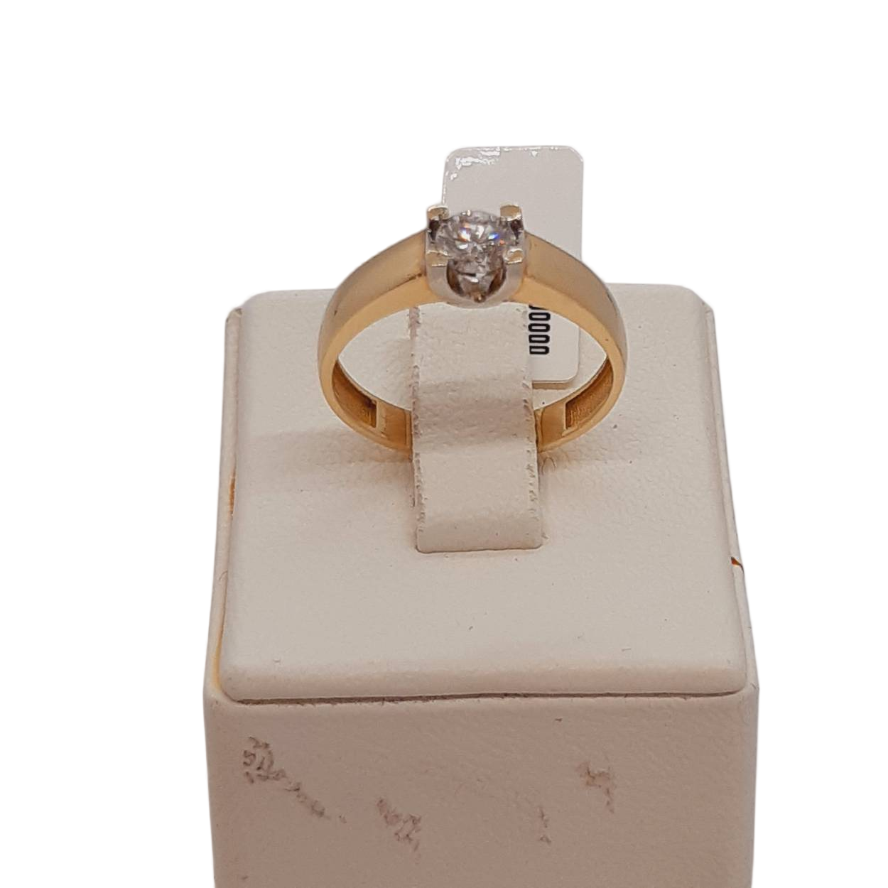 De BREA-0002606 diamanten ring, vervaardigd uit 14kt goud, heeft een schitterende 0.40ct SI1 F (1+) diamant. Deze glanzende gouden verlovingsring met een breedte van 3,6 mm straalt elegantie uit. Ideaal voor verlovingen; draag het als een statement stuk om liefde en toewijding te symboliseren. Verkrijgbaar in maat 55 voor een perfecte pasvorm.
