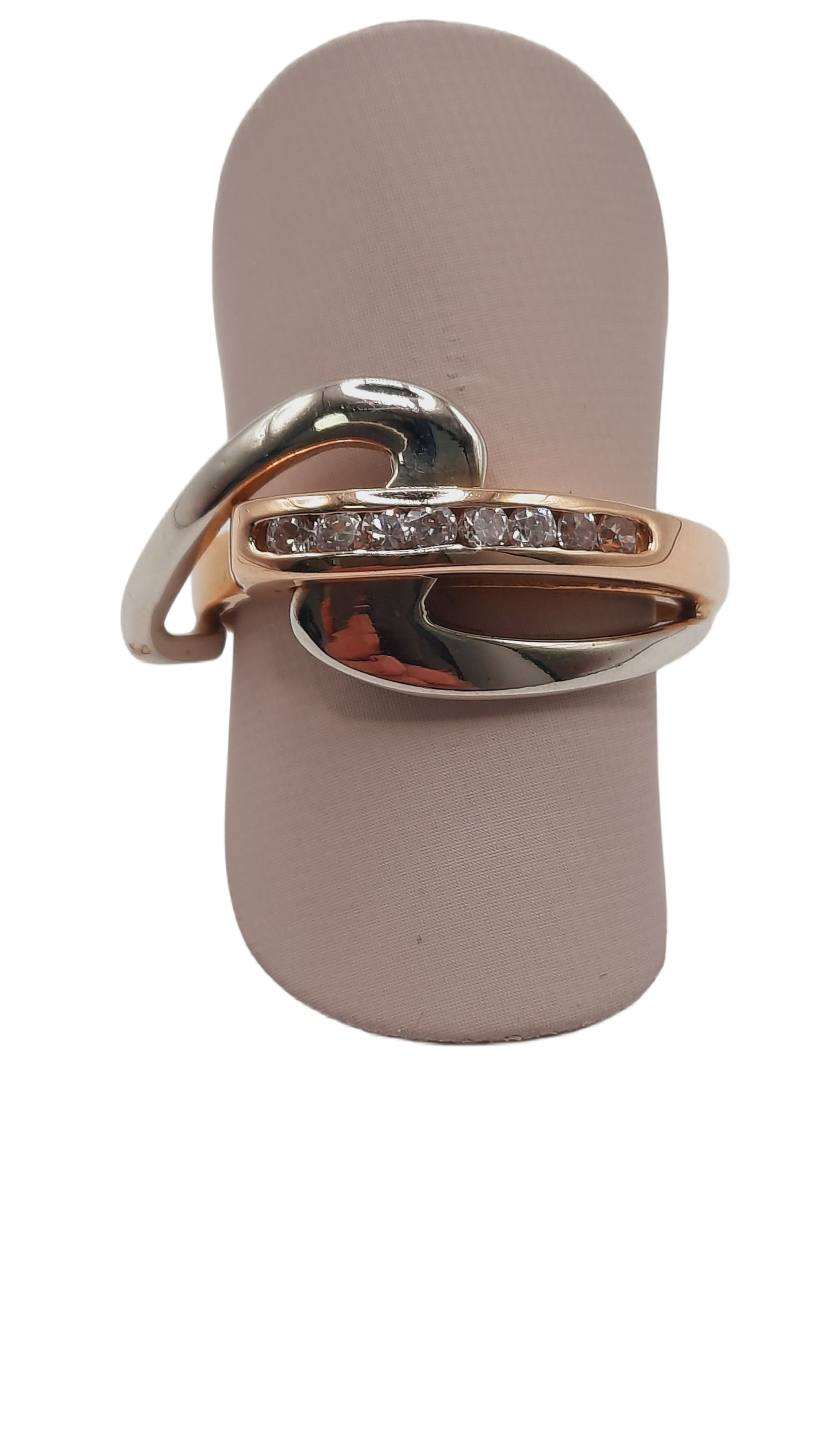 De diamant ring, model BREA-0002586, is een verfijnde gouden ring van 18 karaat met een prachtig glanzende afwerking. De ring is bezet met 8 witte Wesselton-diamanten van 0,015 karaat elk, van de zuiverheid SI1. Met een stijlvolle goud-zilveren kleur is deze ring perfect bij zowel casual als formele outfits. Ideaal voor maat 55.