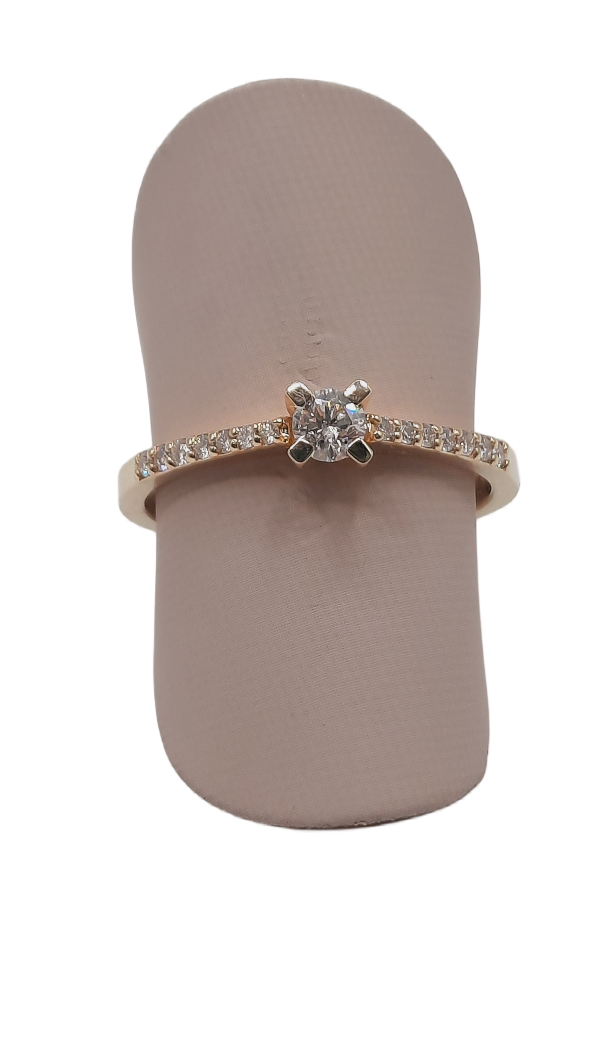 De gouden ring model BREA-0002554 van 14 karaat goud is een prachtige sieraad uit de categorie juwelen. De ring bevat briljant gesneden diamanten met een SI1 zuiverheid en een kleur van F (Fijnwit+ River). Het totaal aantal diamanten bedraagt 15. Perfect voor dagelijks dragen en speciale gelegenheden. Beschikbare maat: 54.