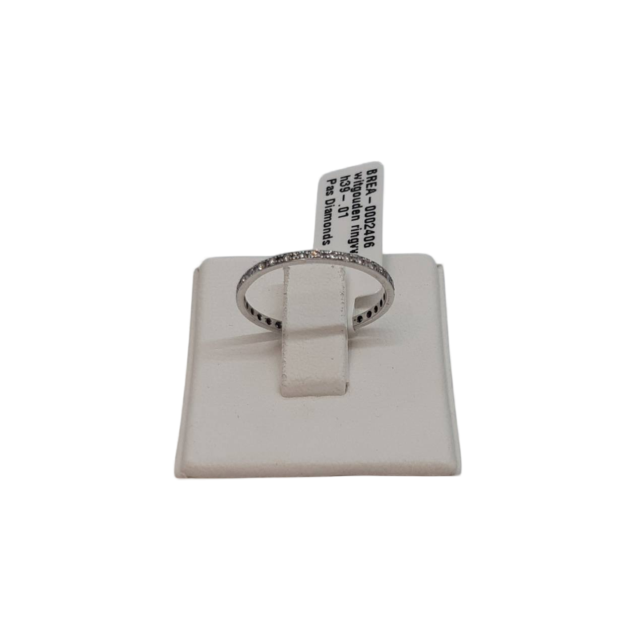 De witgouden ring met modelnummer BREA-0002406 en een VVS1 diamanten steen is een elegante keuze voor een verlovingsring. Gemaakt van 14 karaat goud, straalt deze ring met een glanzende afwerking pure verfijning uit. Draag hem dagelijks als symbool van je liefde en toewijding, en laat de witte kleur en diamanten schittering je stijl compleet maken.