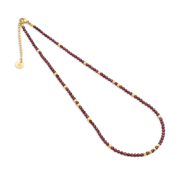 Die Blumenkind Halskette, Modell BGN43GOPU, zeichnet sich durch ihre Vergoldung und funkelnde Granatsteine aus. Mit einer L&auml;nge von 40+5 cm ist sie vielseitig tragbar. Diese zarte Halskette eignet sich perfekt, um jedem Outfit einen Hauch von Eleganz zu verleihen. Ideal f&uuml;r gehobene Anl&auml;sse oder als t&auml;gliches Accessoire f&uuml;r einen stilvollen Auftritt.