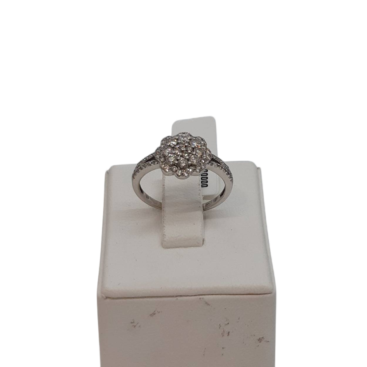 De gouden ring met modelnummer BREA-0002400 straalt elegantie uit. Gemaakt van 14-karaats witgoud, gezet met een briljante 0,56 karaat VVS1 diamant en 8 VVS1 diamanten van 0,02 karaat. Perfect voor dagelijkse elegantie. Draag dit juweel om elke dag een vleugje luxe toe te voegen. Verkrijgbaar in maat 55. Ideaal als cadeau voor elke gelegenheid.