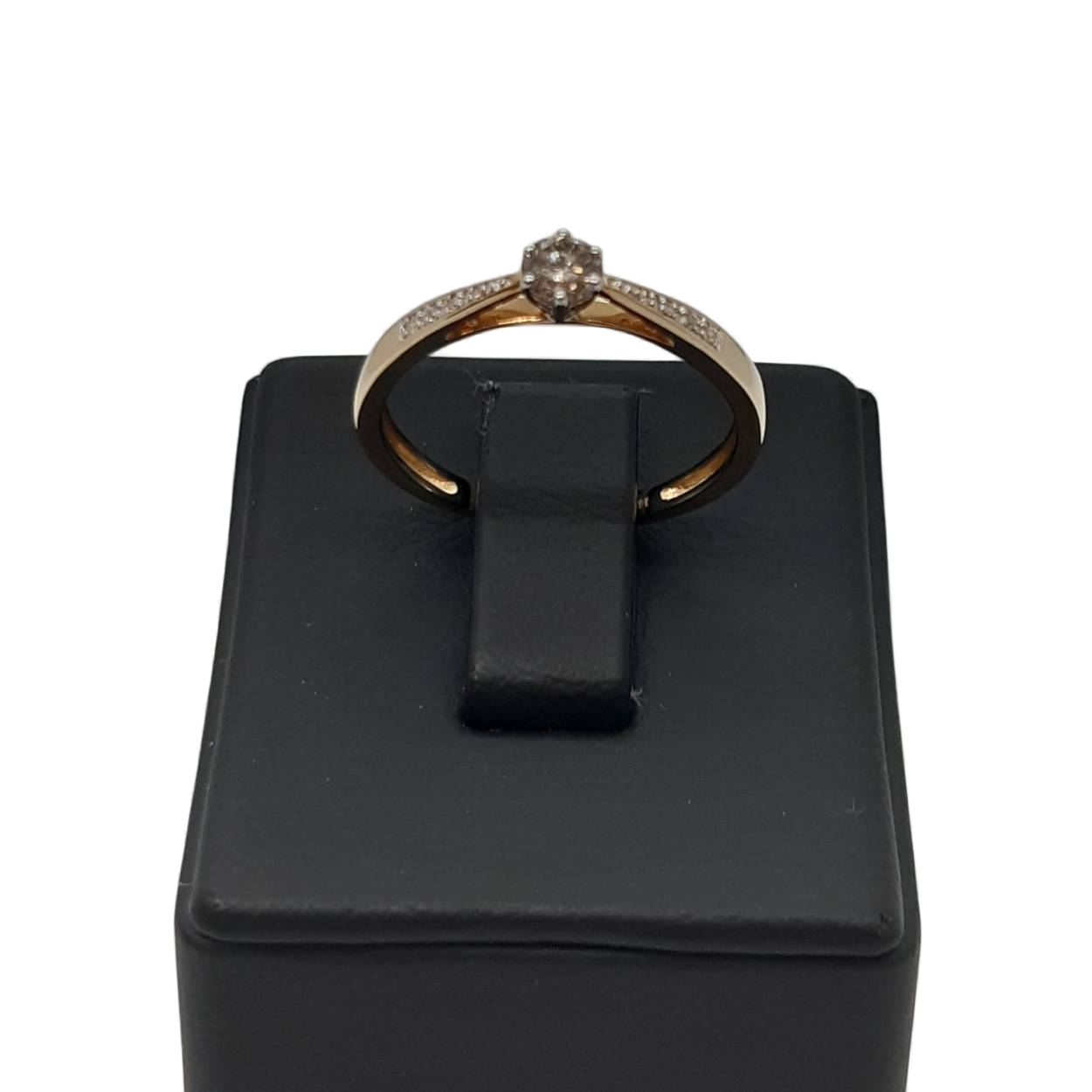 Deze prachtige diamanten ring, modelnummer BREA-000196, heeft een diamant van 0,18 crt en is vervaardigd uit 14-karaats bicolor goud. Ideaal als verlovingsring vanwege zijn schitterende glans. Draag het bij een speciale gelegenheid of dagelijks om een vleugje elegantie toe te voegen. Geschikt voor ringmaat 54 en straalt luxe uit. Perfect voor elke elegante vrouw.