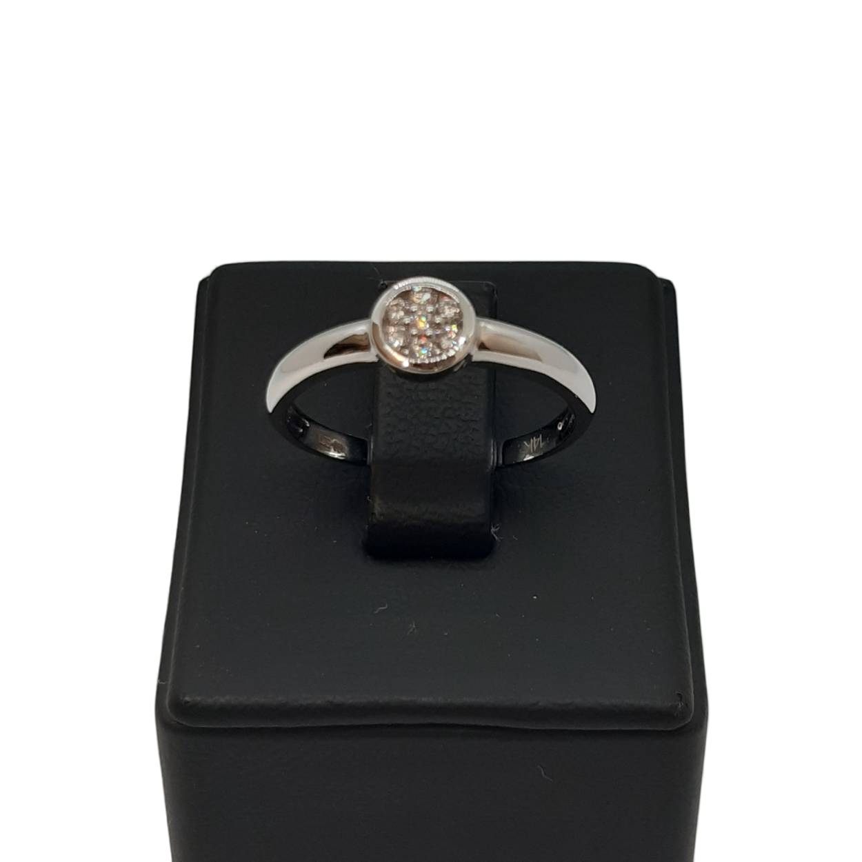 Dit prachtige 14-karaats gouden diamanten ring model BREA-000193 is ontworpen voor bijzondere gelegenheden zoals verlovingen. Met een glanzende afwerking in witte kleur straalt deze sierlijke ring elegantie uit. Perfect om dagelijks te dragen of om speciale momenten te markeren. Draag het met trots en stijl tijdens je verloving of als een verfijnd modestatement. Maat: 54.