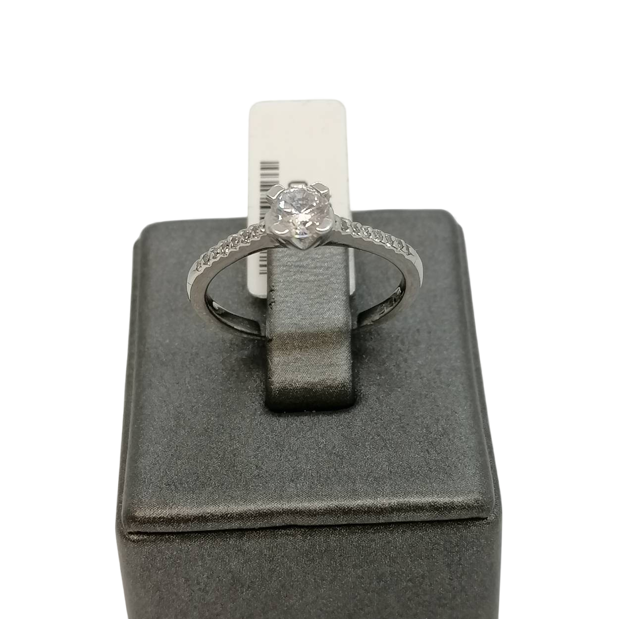 De Diamond Goudenring, modelnummer BREA-0001662, is een verfijnde gouden verlovingsring, bezet met een 0.45 karaat SI-H diamant. De ring is geschikt voor speciale gelegenheden, zoals verlovingen, en straalt een subtiele glans uit. Draag deze elegante ring op vingermaat 54, samen met andere fijne sieraden voor een complete en verfijnde look.