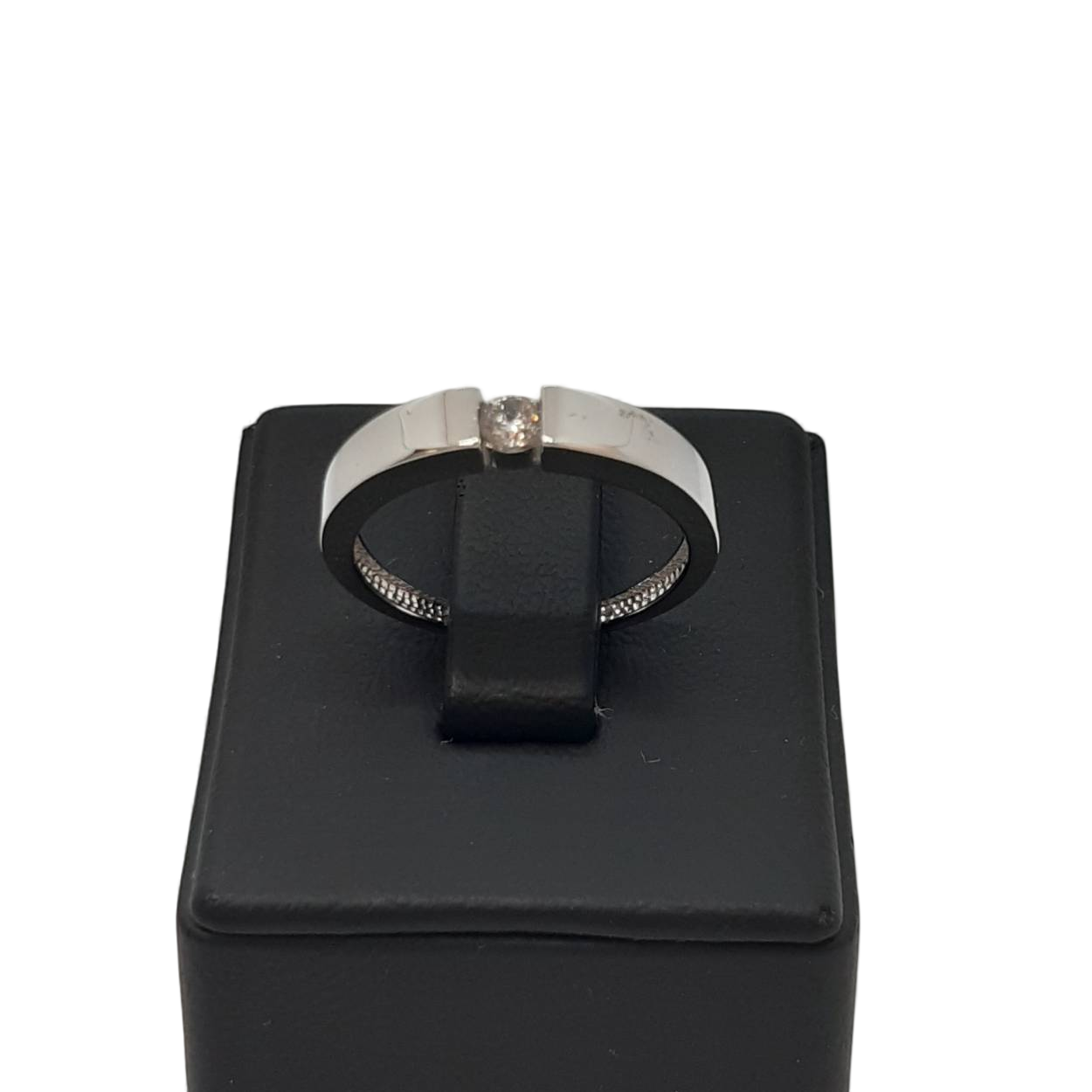De witgouden ring (modelnummer BREA-000366) is een prachtige 14 karaats gouden ring met diamanten. Deze verlovingsring straalt dankzij zijn glans en witte kleur elegantie uit. Ideaal om te dragen bij verlovingsceremonies en speciale gelegenheden. Met maat 54 past hij comfortabel. Perfect om liefde en toewijding te uiten.