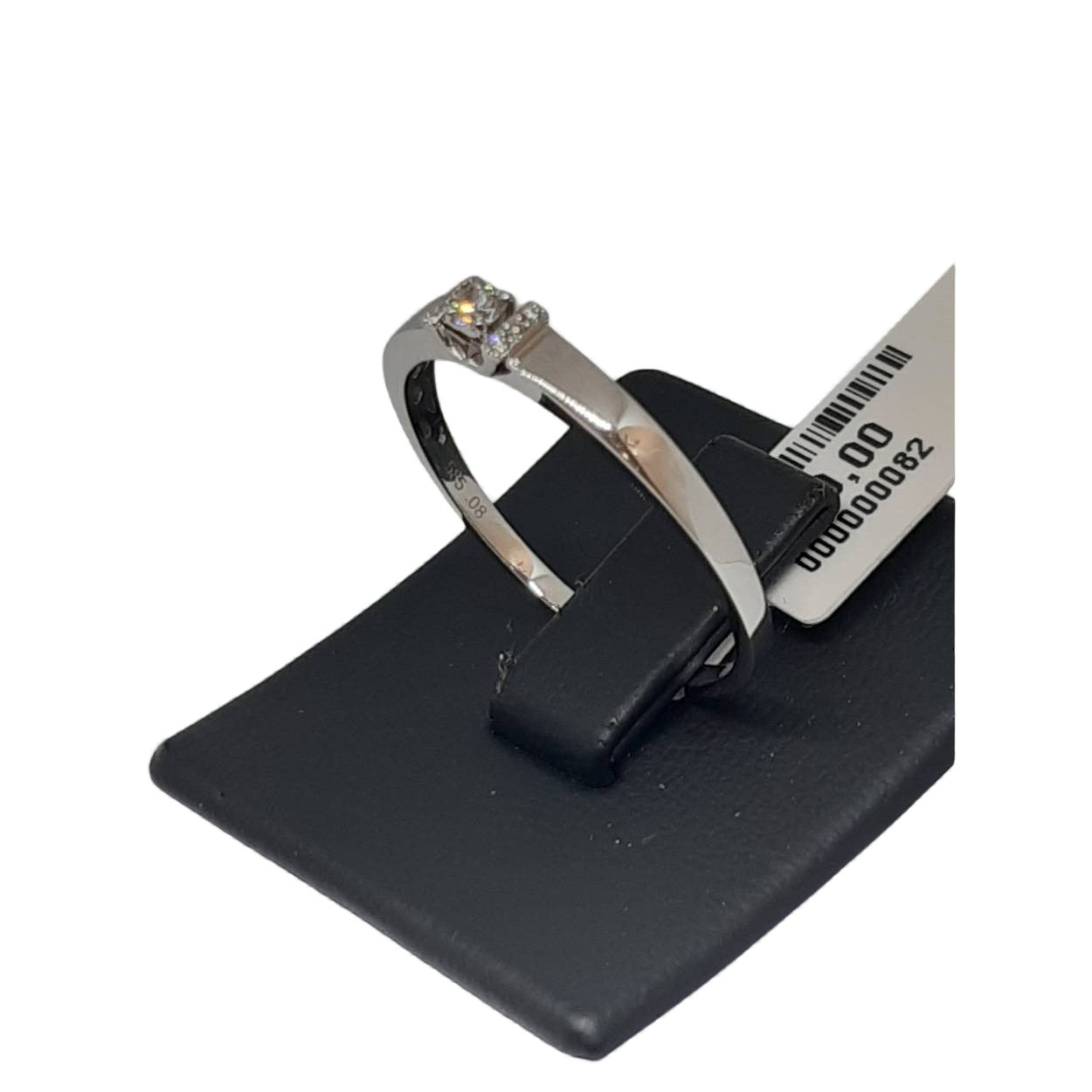Deze prachtige BREA-00023 ring is gemaakt van 14-karaats witgoud en bevat een schitterende diamant van 0,013 crt met de helderheid H SI. Perfect als verlovingsring, met een glanzende afwerking en een ringmaat 55. Draag deze elegante en tijdloze ring bij formele gelegenheden of als dagelijkse eyecatcher om je liefde en stijl te vieren.