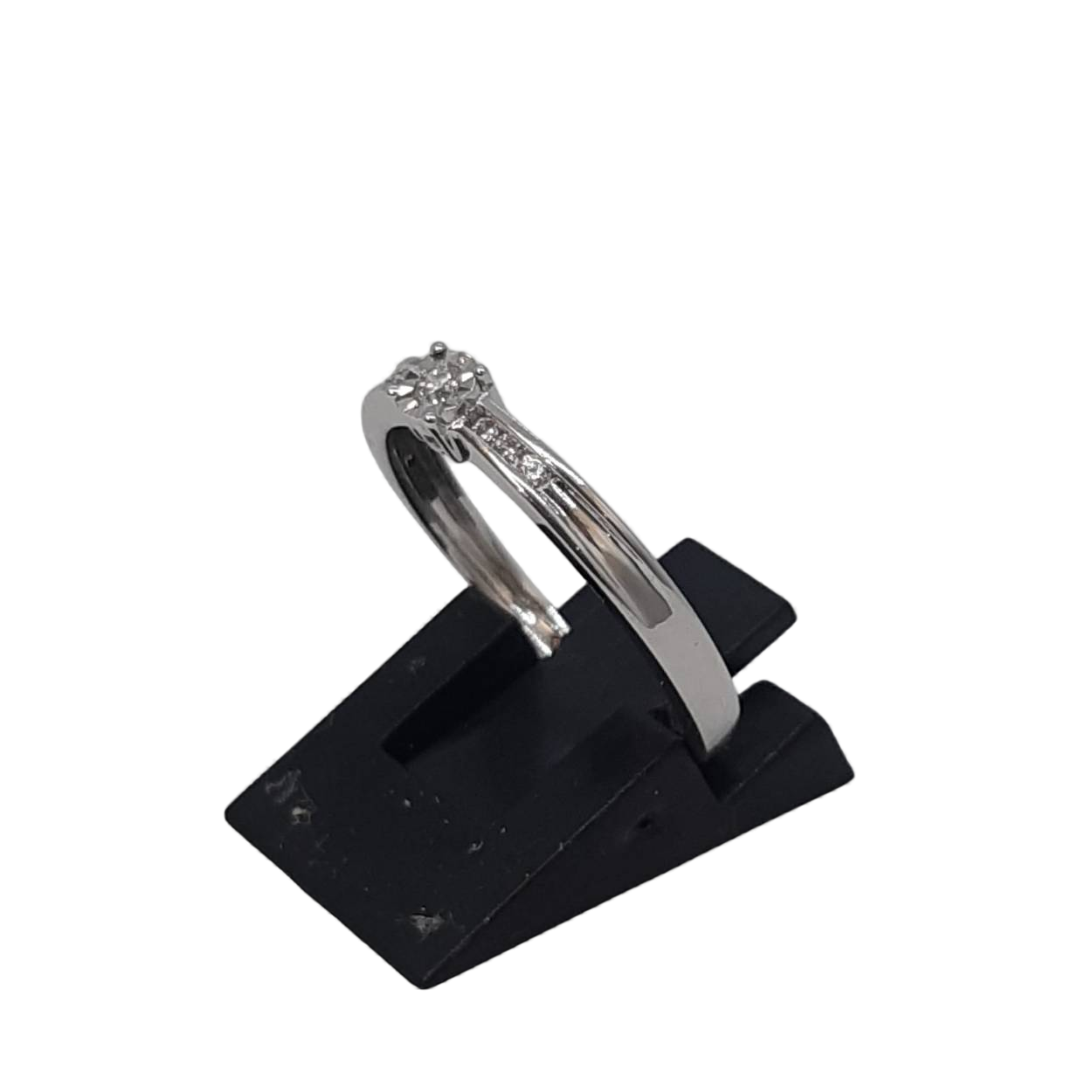 Deze betoverende diamanten ring, modelnummer BREA-0001648, is een prachtige keuze voor een verlovingsring. Met een schitterende 0,09 karaat HSI diamant en 14 karaat witgoud, straalt hij luxe en elegantie uit. Perfect voor een verloving, draag deze ring om de middelvinger van je linkerhand voor een klassieke uitstraling. Ringmaat: 54. Kleur: Wit. Category: Juweel.