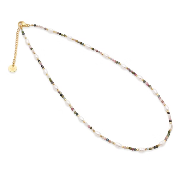 Die Blumenkind Halskette, Modellnummer BGN47GO, ist eine vergoldete, bunte Halskette mit einer L&auml;nge von 40+5 cm. Diese stilvolle Halskette kann sowohl im Alltag als auch zu besonderen Anl&auml;ssen getragen werden. Perfekt f&uuml;r das Layering mit anderen Ketten oder als Blickfang allein. Kombinieren Sie sie mit sommerlicher Kleidung f&uuml;r einen frischen Look.