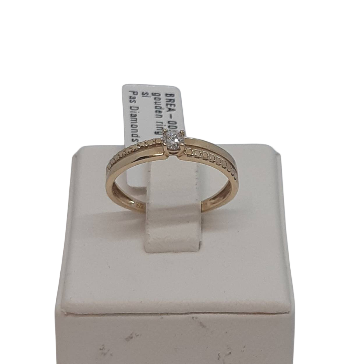 Deze prachtige gouden ring van 14 kt met modelnummer BREA-0001559 is een schitterend sieraad van een onbekend merk. De ring, met een diamant van 0,08 ct SI, is ideaal voor verlovingen. Hij is goudkleurig, glanzend en maat 54. Draag deze ring voor speciale gelegenheden om een elegante en verfijnde uitstraling te cre&euml;ren.