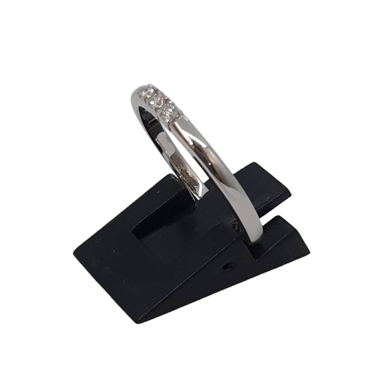 Deze prachtig ontworpen ring, modelnummer BREA-0001646, is een betoverend sieraad met een diamant van 0.06 karaat op een 14 karaat witgouden band. Perfect als verlovingsring, straalt het elegantie en luxe uit. Draag deze ring solo voor een verfijnde look of samen met andere sieraden voor een glamoureuze uitstraling. Beschikbaar in maat 53.